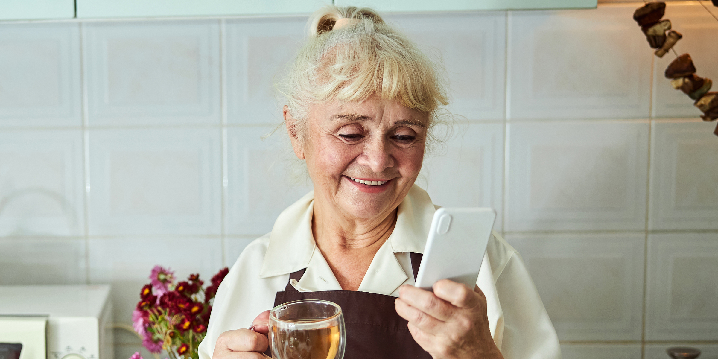 Una mujer utilizando su teléfono | Fuente: Shutterstock