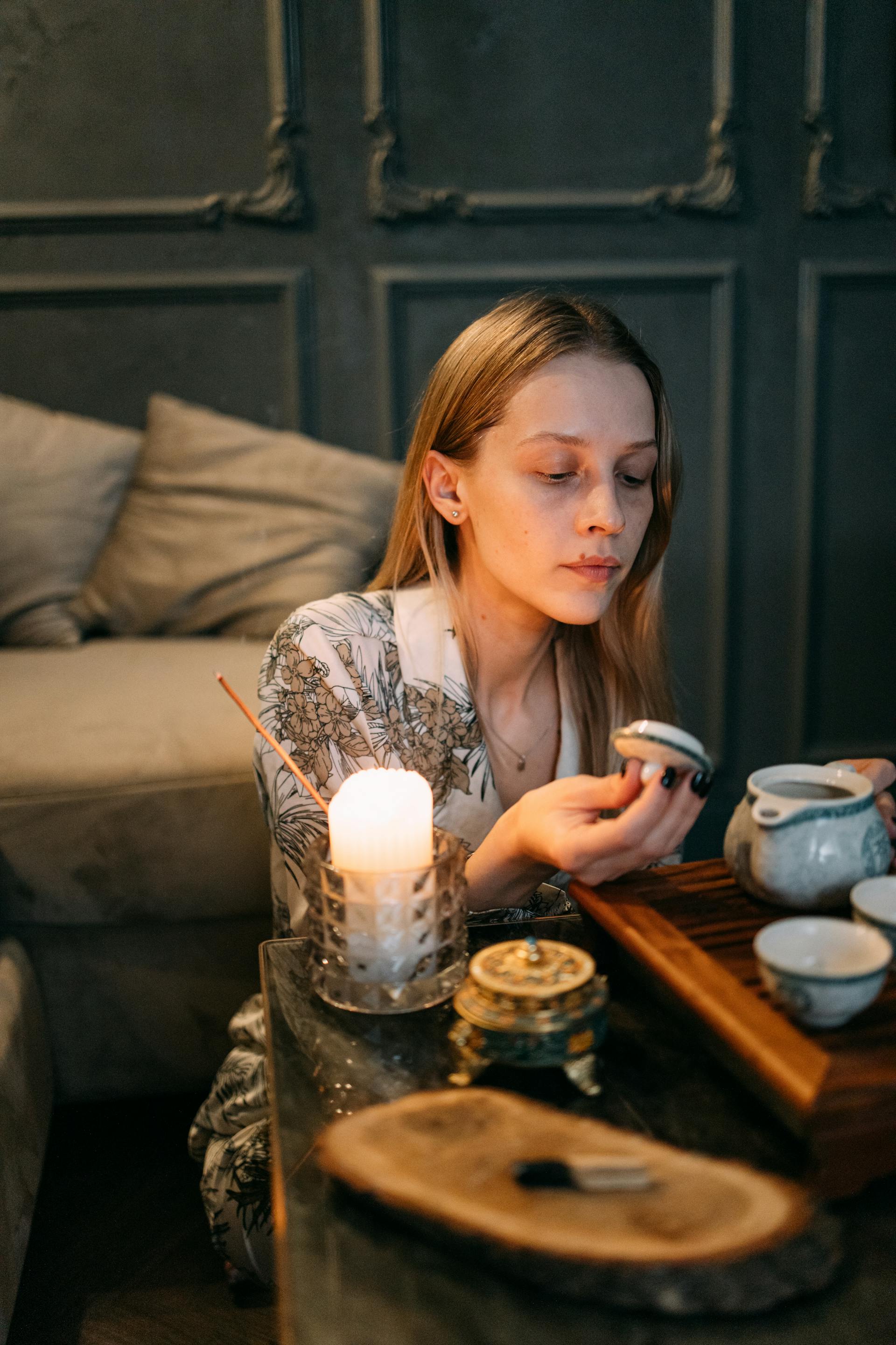 Una mujer revisando el té en una bandeja | Fuente: Pexels
