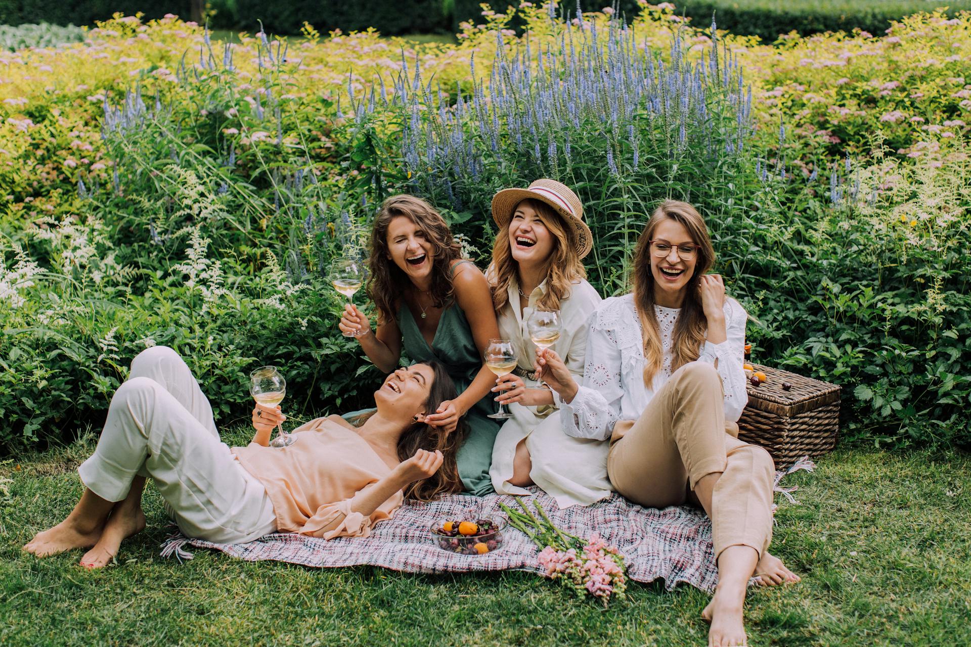 Un grupo de amigas haciendo un picnic | Fuente: Pexels