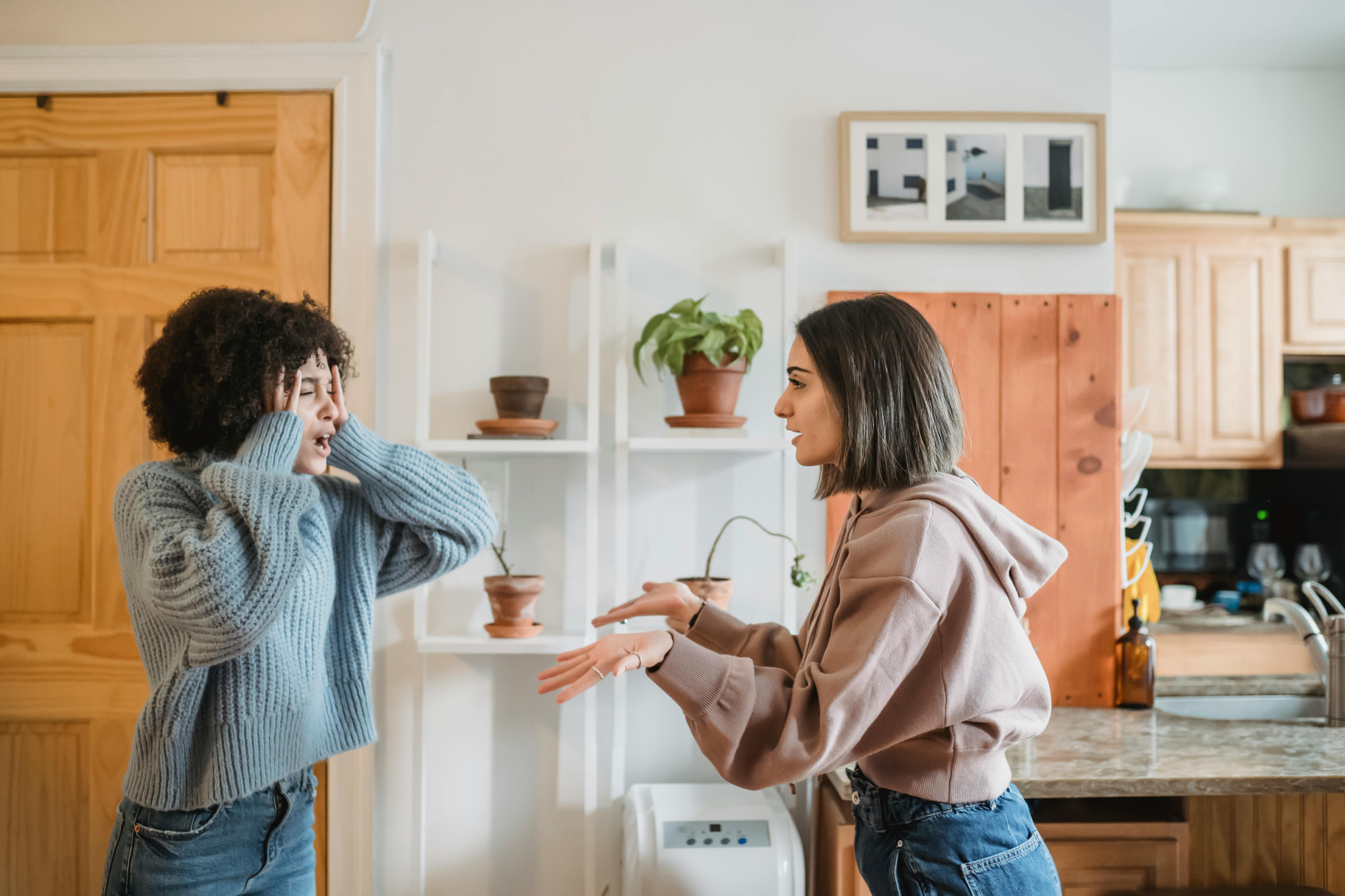 Dos mujeres durante una discusión que va en aumento | Fuente: Pexels