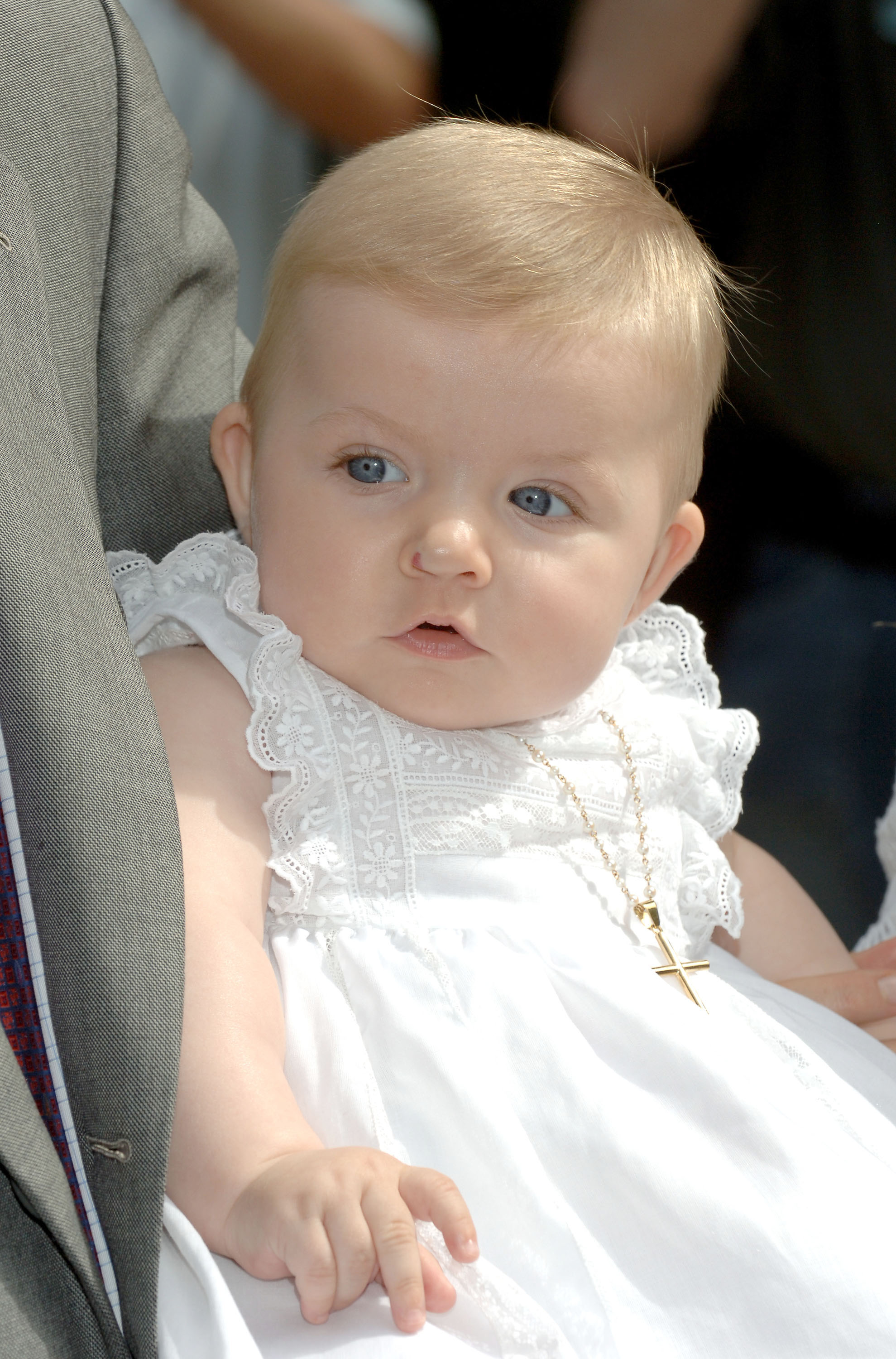 El príncipe Felipe y la princesa Letizia presentaron a su hija, la pequeña princesa Leonor, ante la Virgen de Atocha en la basílica de Atocha, en Madrid.