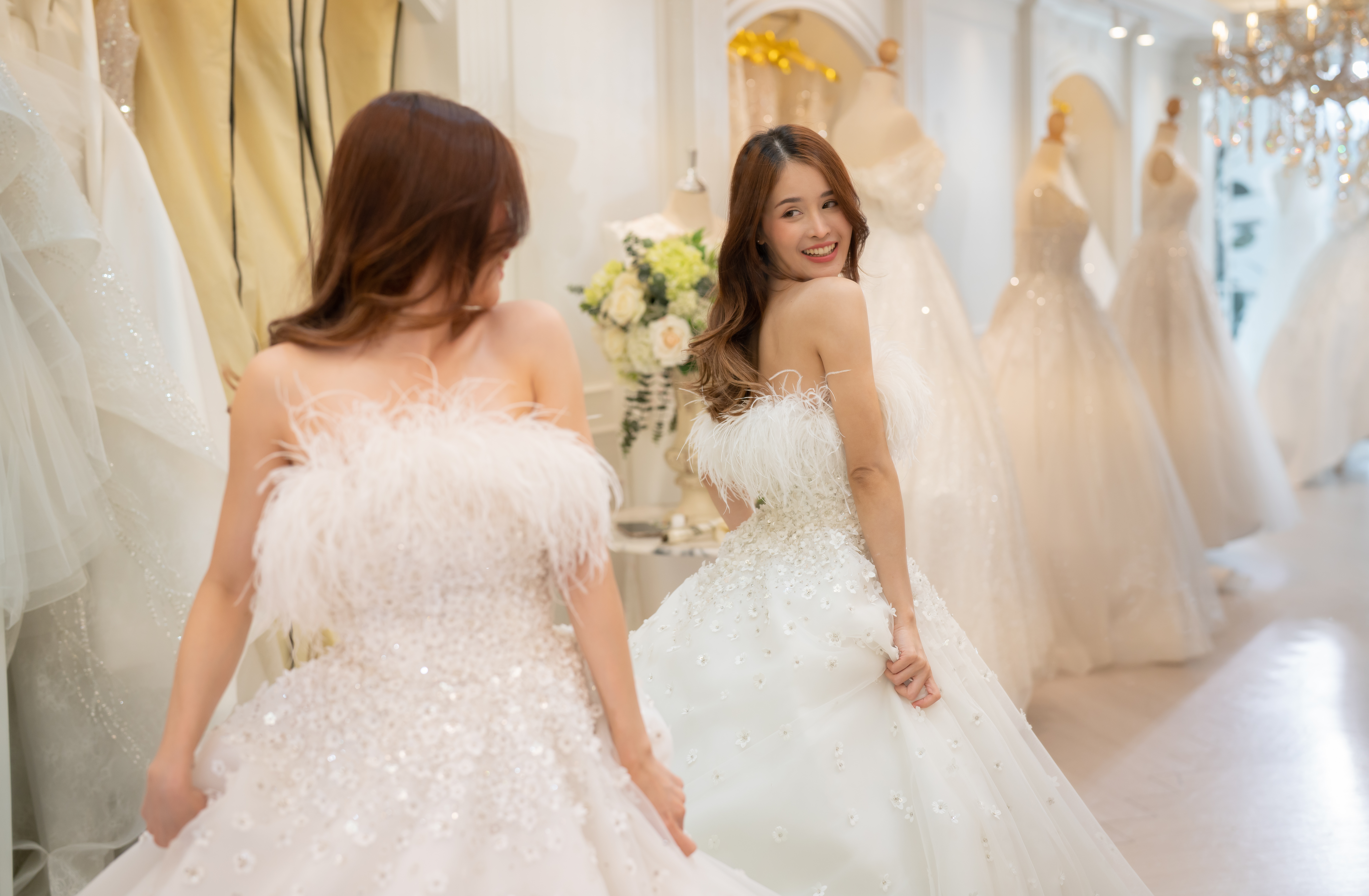 El sastre diseña el vestido de novia para la novia | Foto: Getty Images