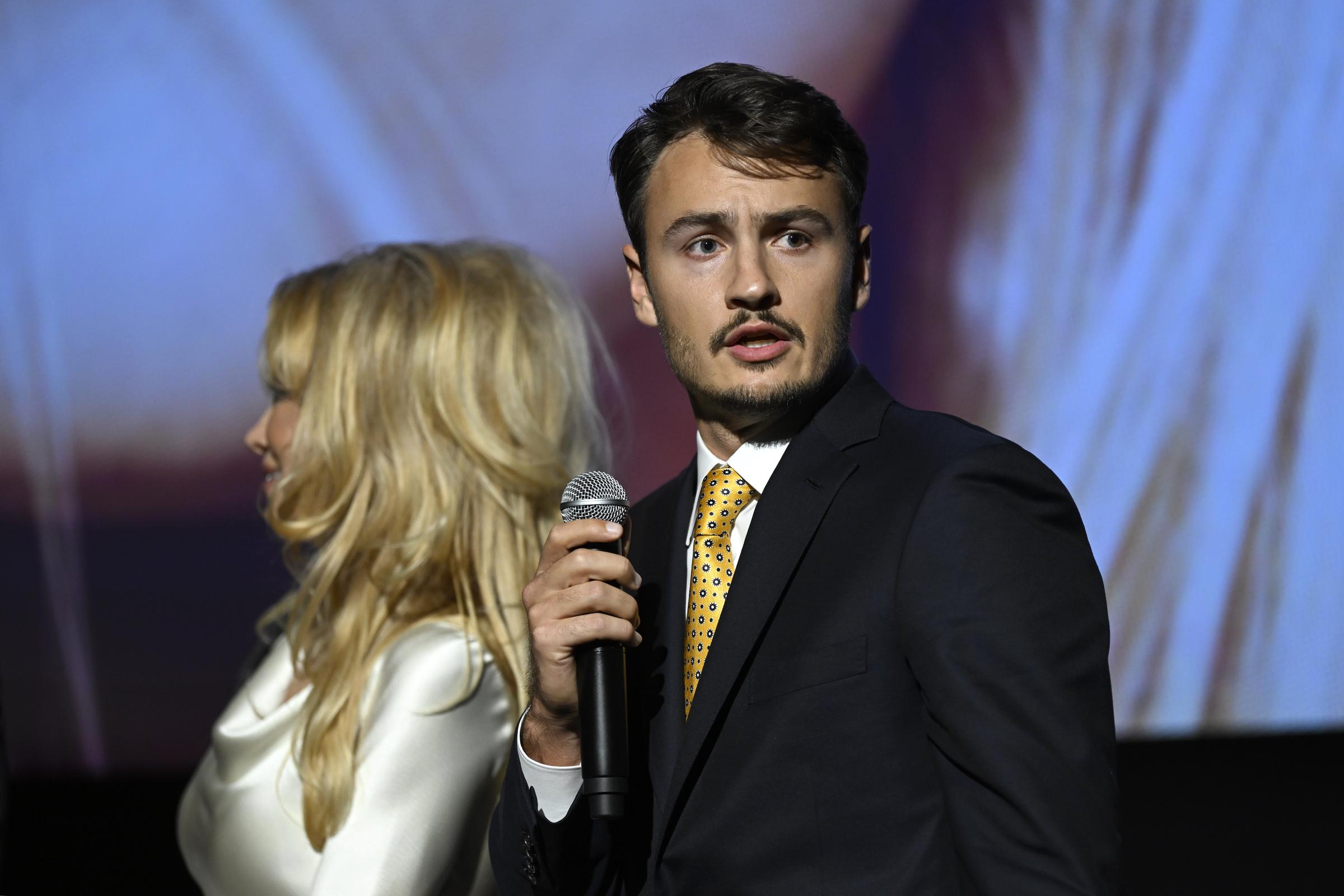 Brandon Thomas Lee habla junto a su madre Pamela Anderson en la proyección especial de "Pamela, A Love Story" en Nueva York el 1 de febrero de 2023 | Fuente: Getty Images