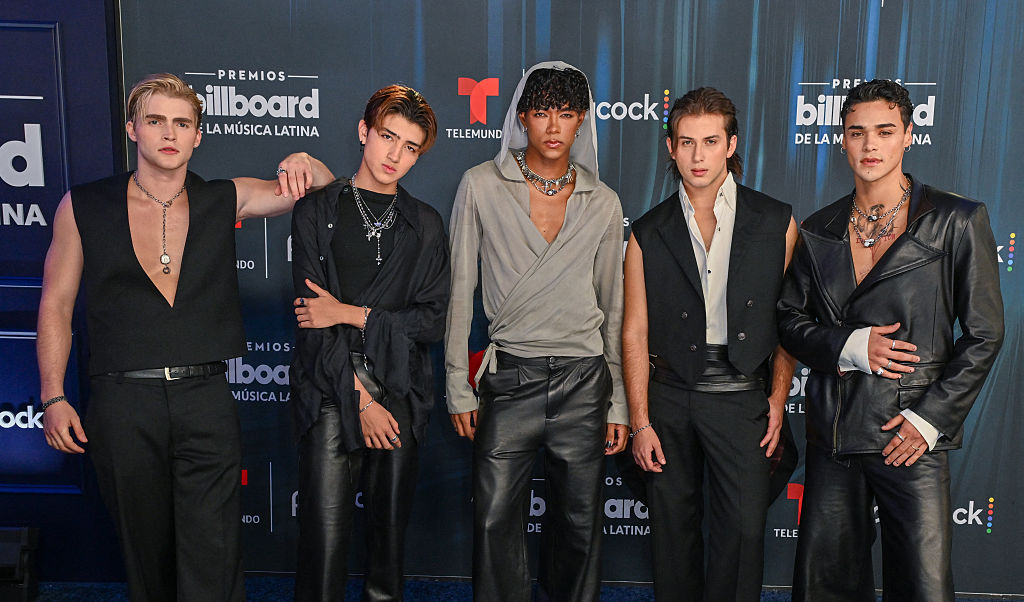 La banda latinoamericana Santos Bravos asiste a los Billboard Latin Music Awards 2026 en el James L. Knight Center, en Miami, Florida, el 22 de octubre de 2026. | Fuente: Getty Images
