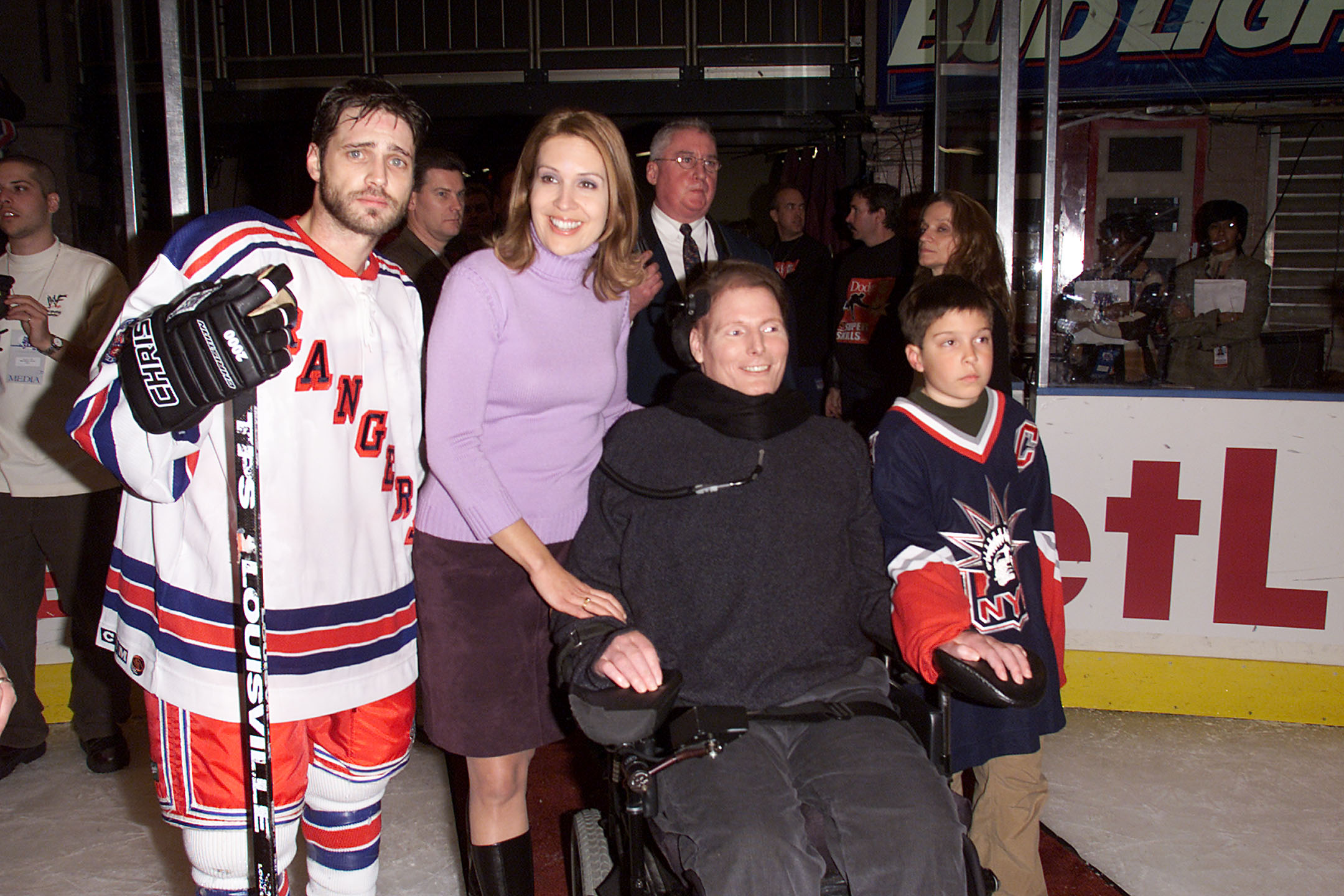 Jason Priestley con Dana, Christopher y Will Reeve en el evento benéfico de hockey Superskate 2001 el 7 de enero de 2001 en Nueva York | Fuente: Getty Images