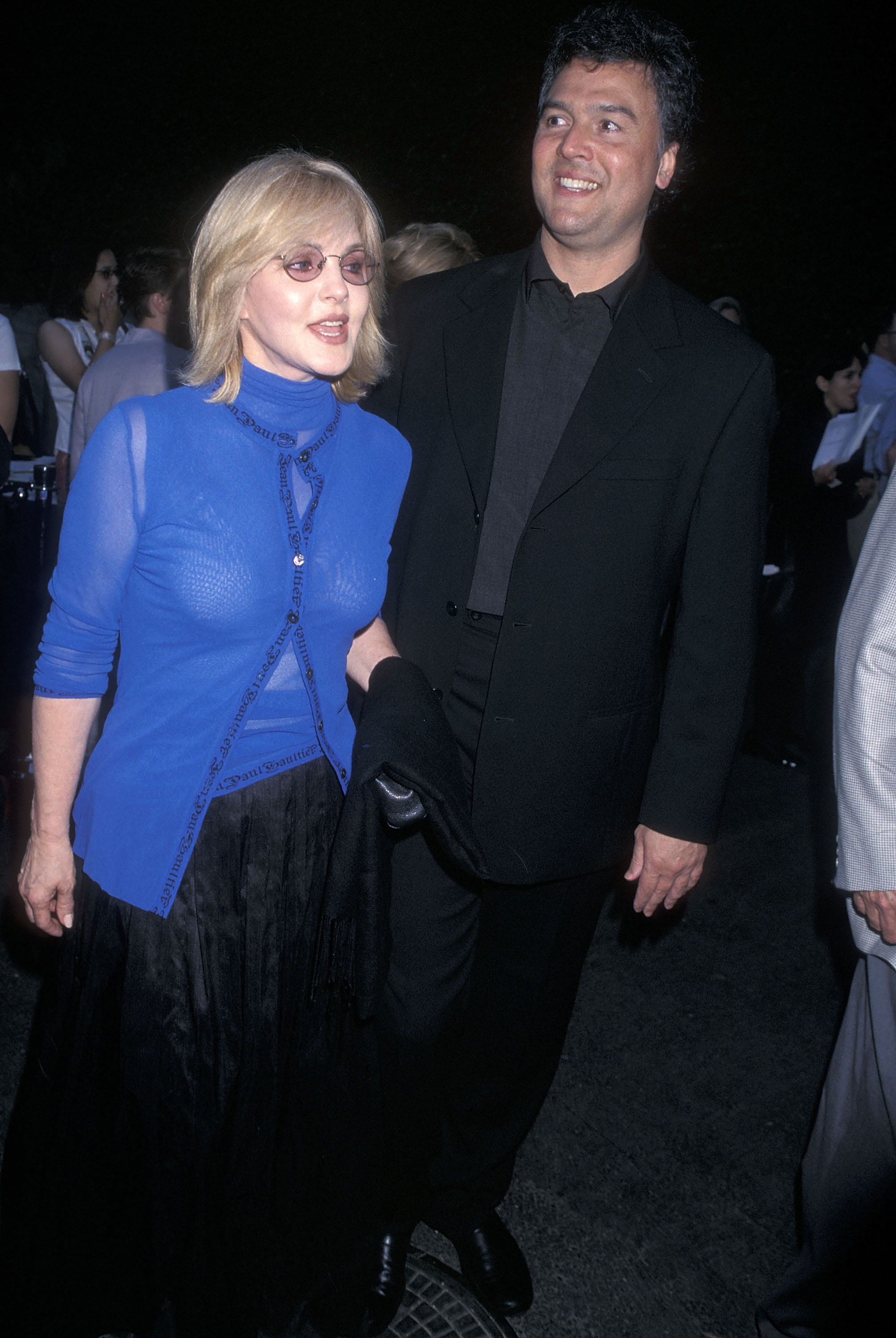 Priscilla Presley y Marco Garibaldi en el Primer Saludo Anual del Salón de la Fama Hollywood Bowl a John Williams y Garth Brooks en California, el 23 de junio de 2000 | Fuente: Getty Images