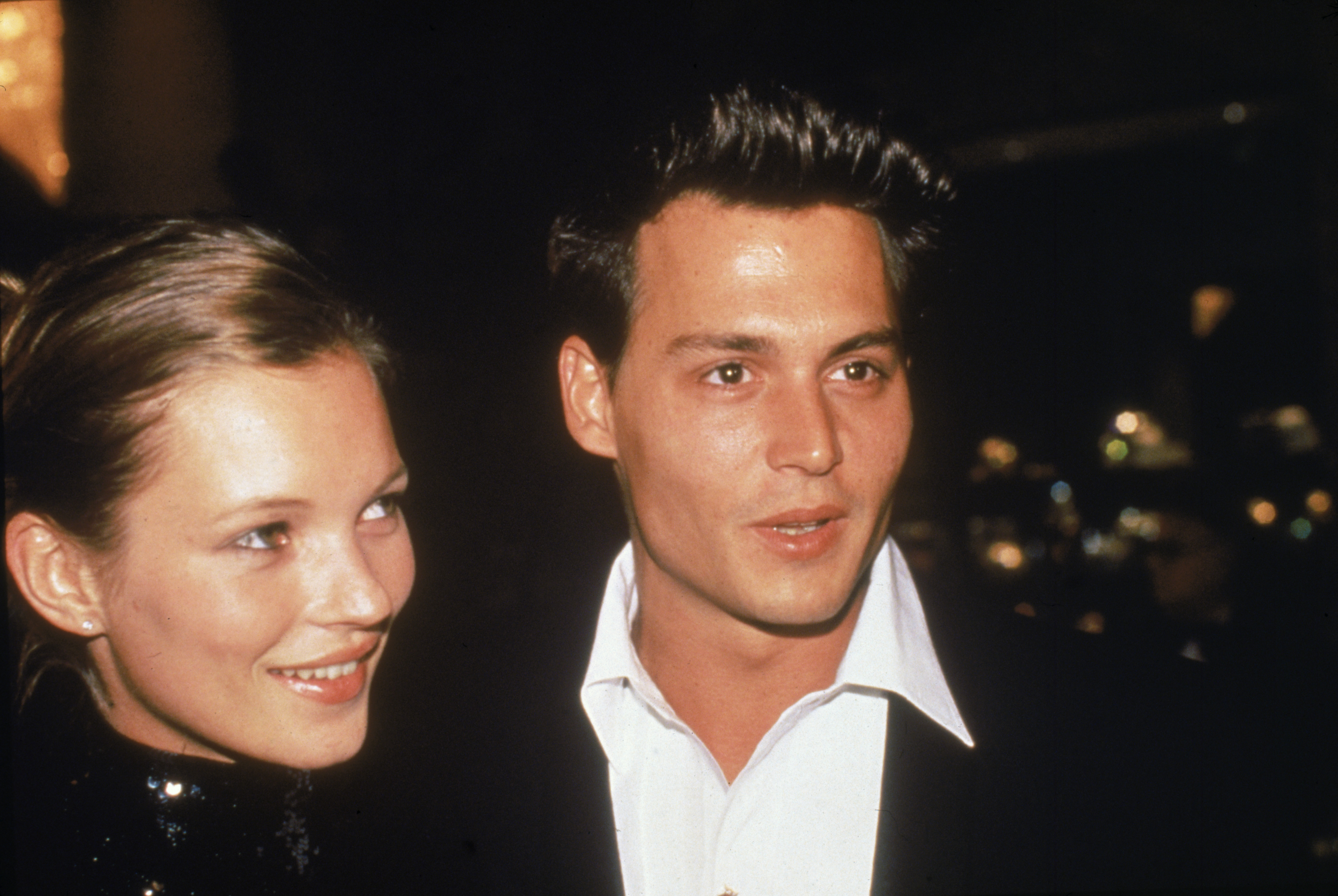 Kate Moss y Johnny Depp en la 52 edición de los Premios Globo de Oro en Beverly Hills, California, el 21 de enero de 1995 | Fuente: Getty Images