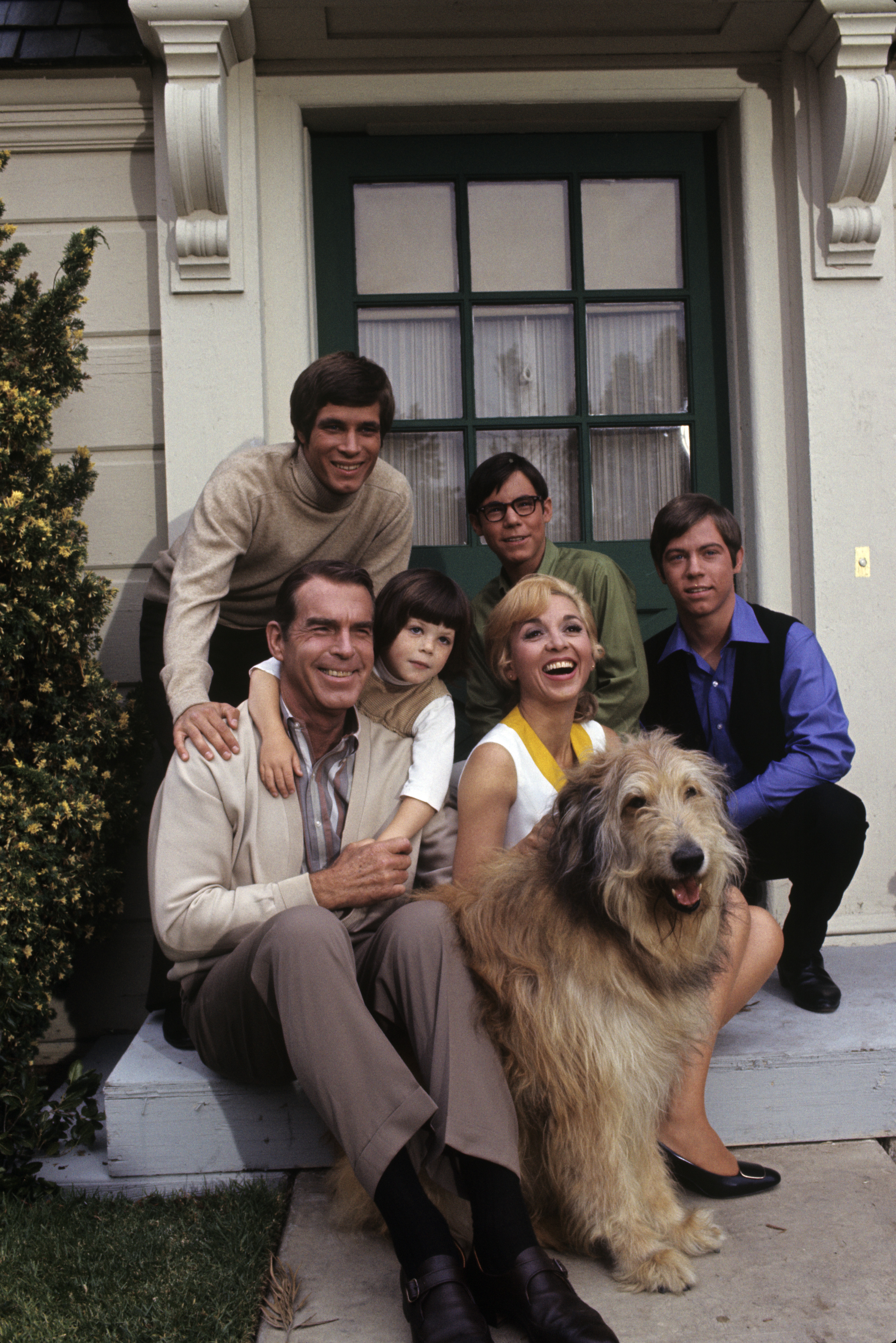 Una imagen sin fecha de Fred MacMurray, Don Brady, Dawn Lyn, Barry Livingston, Beverly Garland y Stanley Livingston en el plató de "My Three Sons" | Fuente: Getty Images