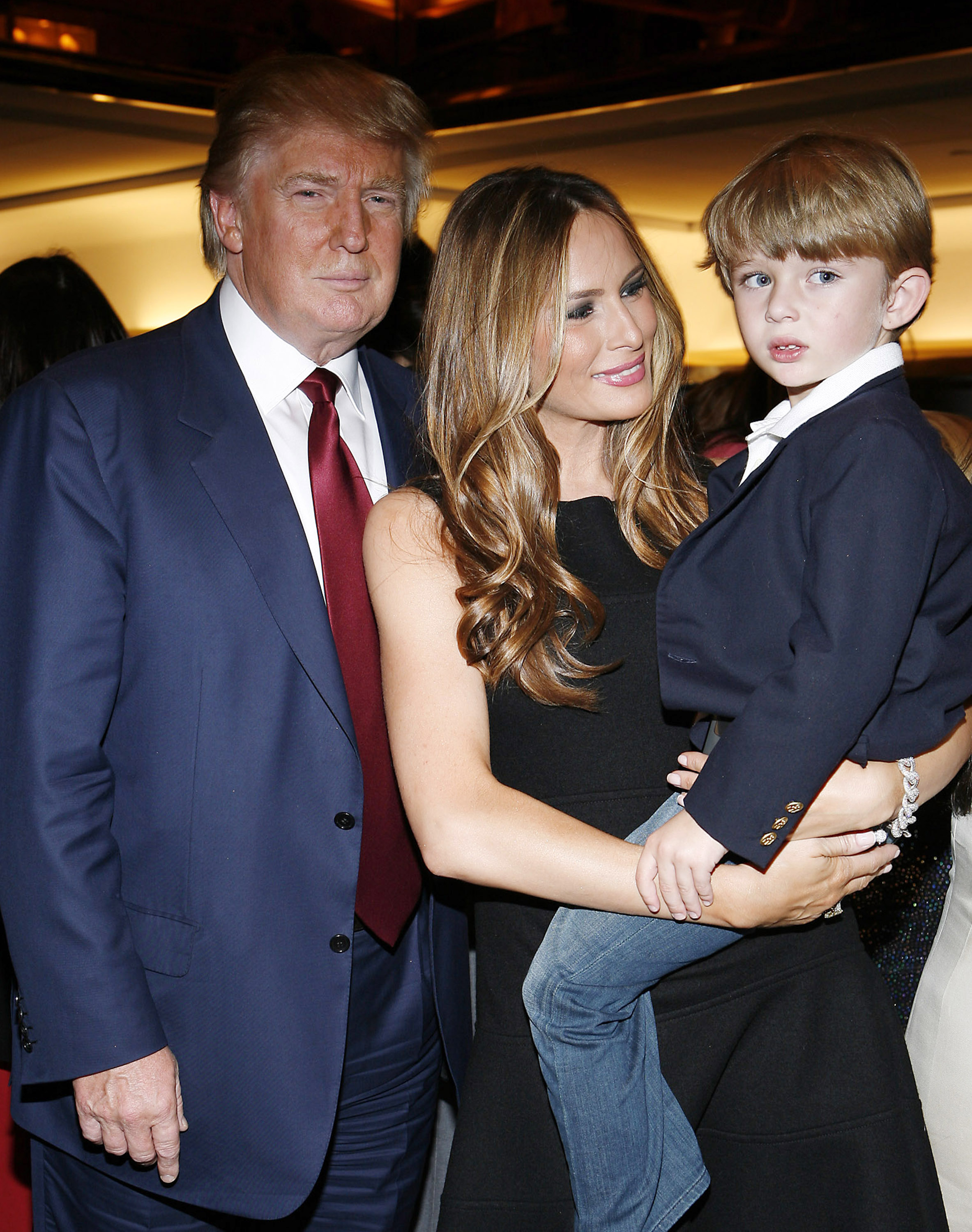 Donald, Melania y Barron Trump en la presentación del libro "The Trump Card: Playing to Win in Work and Life" el 14 de octubre de 2009, en Nueva York. | Fuente: Getty Images