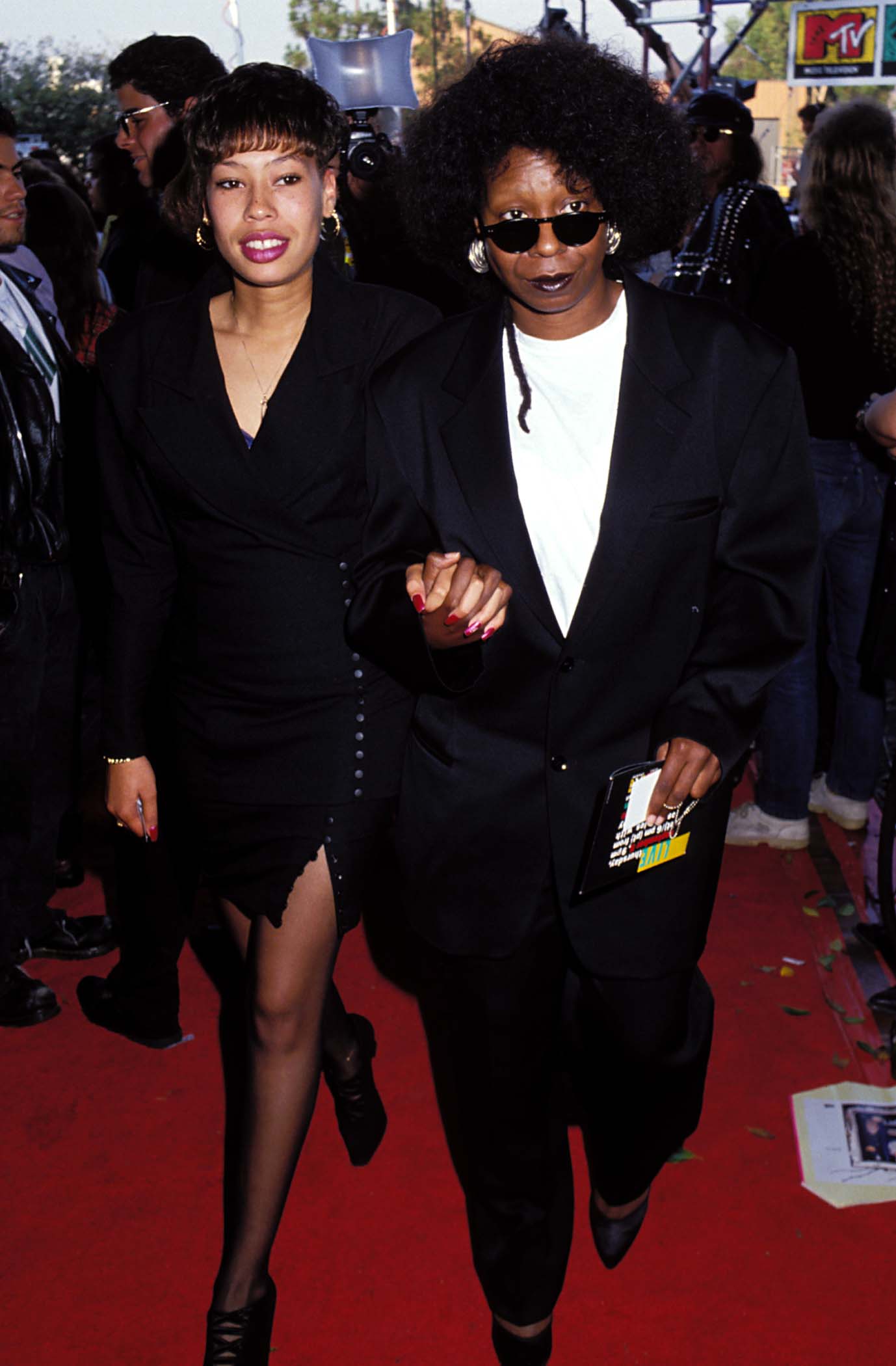Whoopi Goldberg y su hija Alex Martin en los MTV Video Music Awards de 1991 en Los Ángeles, California | Foto: Getty Images
