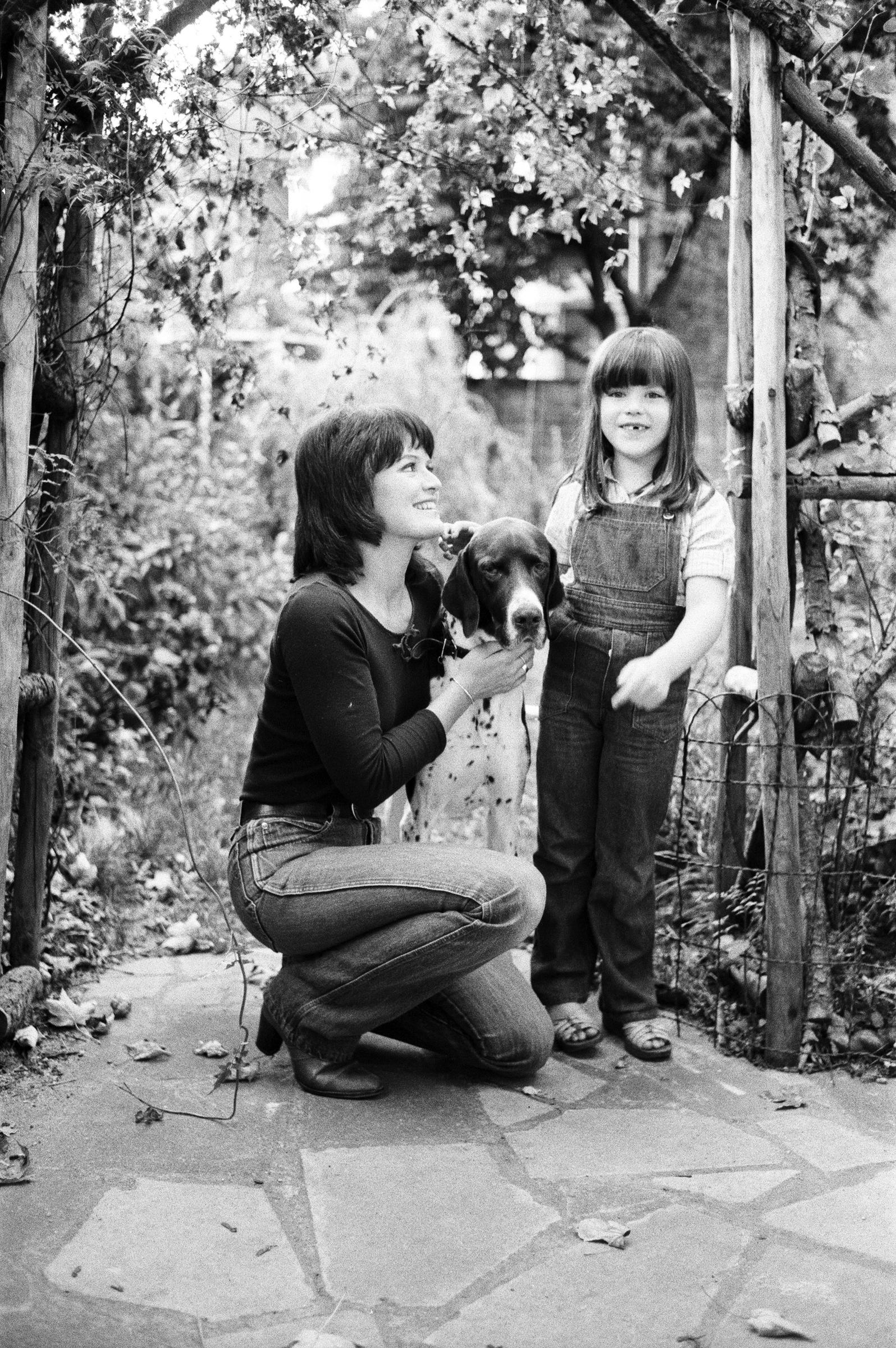 Judy Loe con Katie Beckinsale el 5 de octubre de 1979. | Fuente: Getty Images