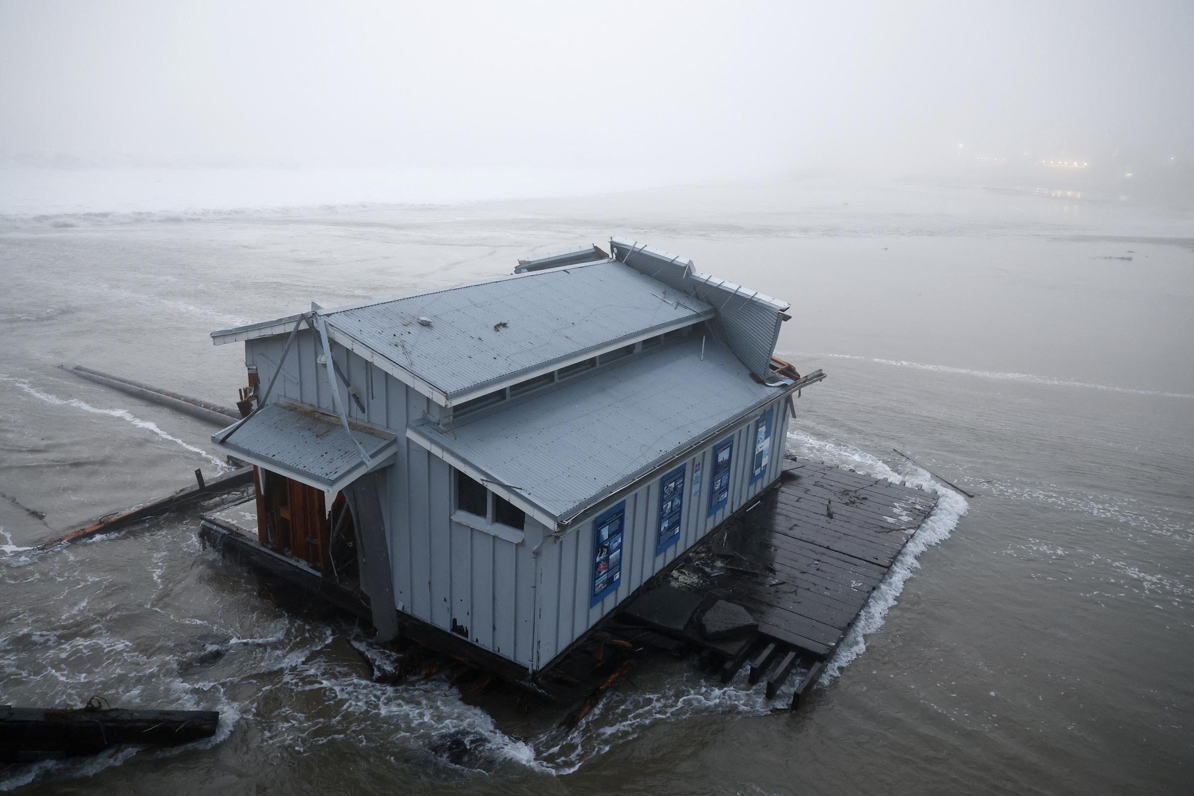 El muelle derrumbado del embarcadero de Santa Cruz en Santa Cruz, California, el 23 de diciembre de 2024 | Fuente: Getty Images