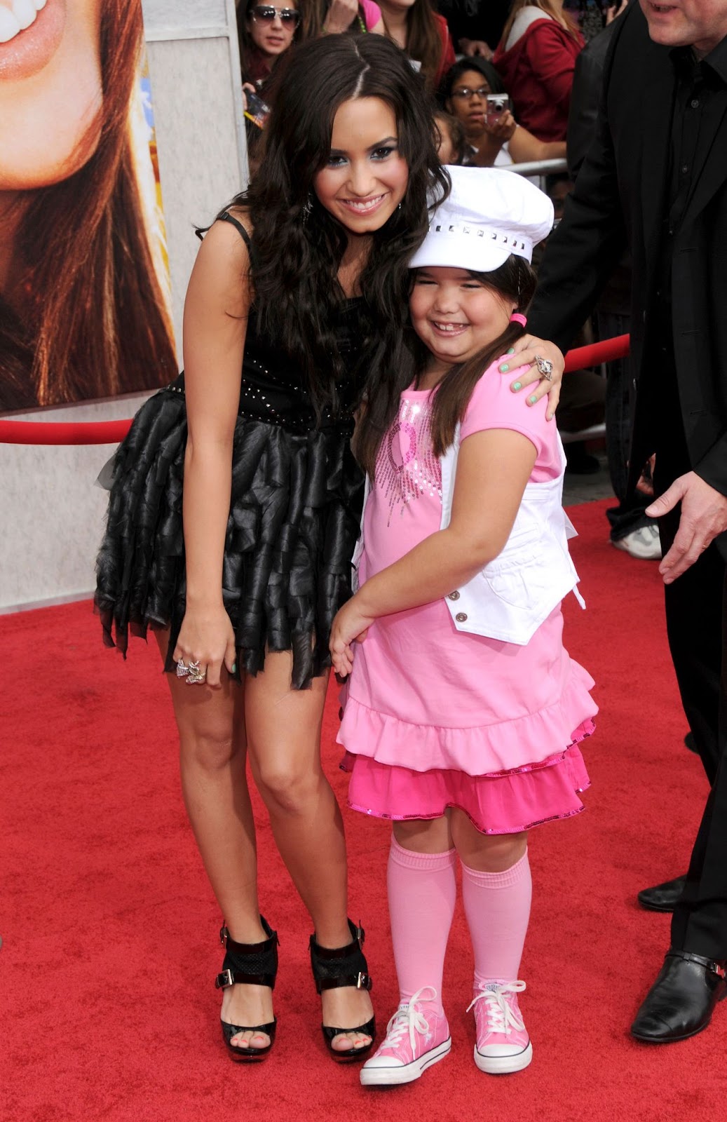 Demi Lovato y la actriz infantil en el estreno de "Hannah Montana: The Movie" el 2 de abril de 2009, en Los Ángeles, California | Fuente: Getty Images