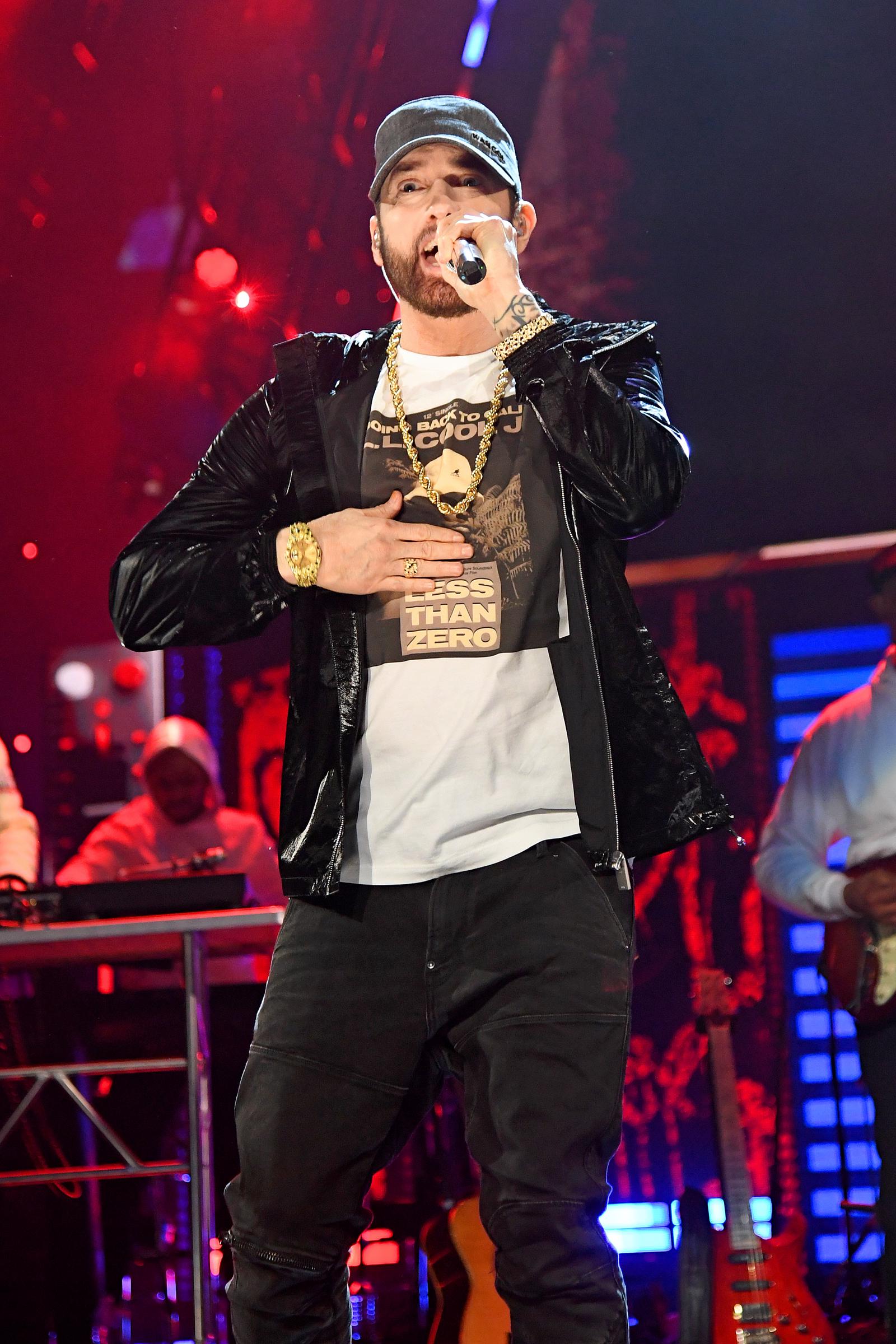 Eminem actuando durante la 36ª Ceremonia Anual de Inducción al Salón de la Fama del Rock and Roll en Cleveland, Ohio, el 30 de octubre de 2021 | Fuente: Getty Images