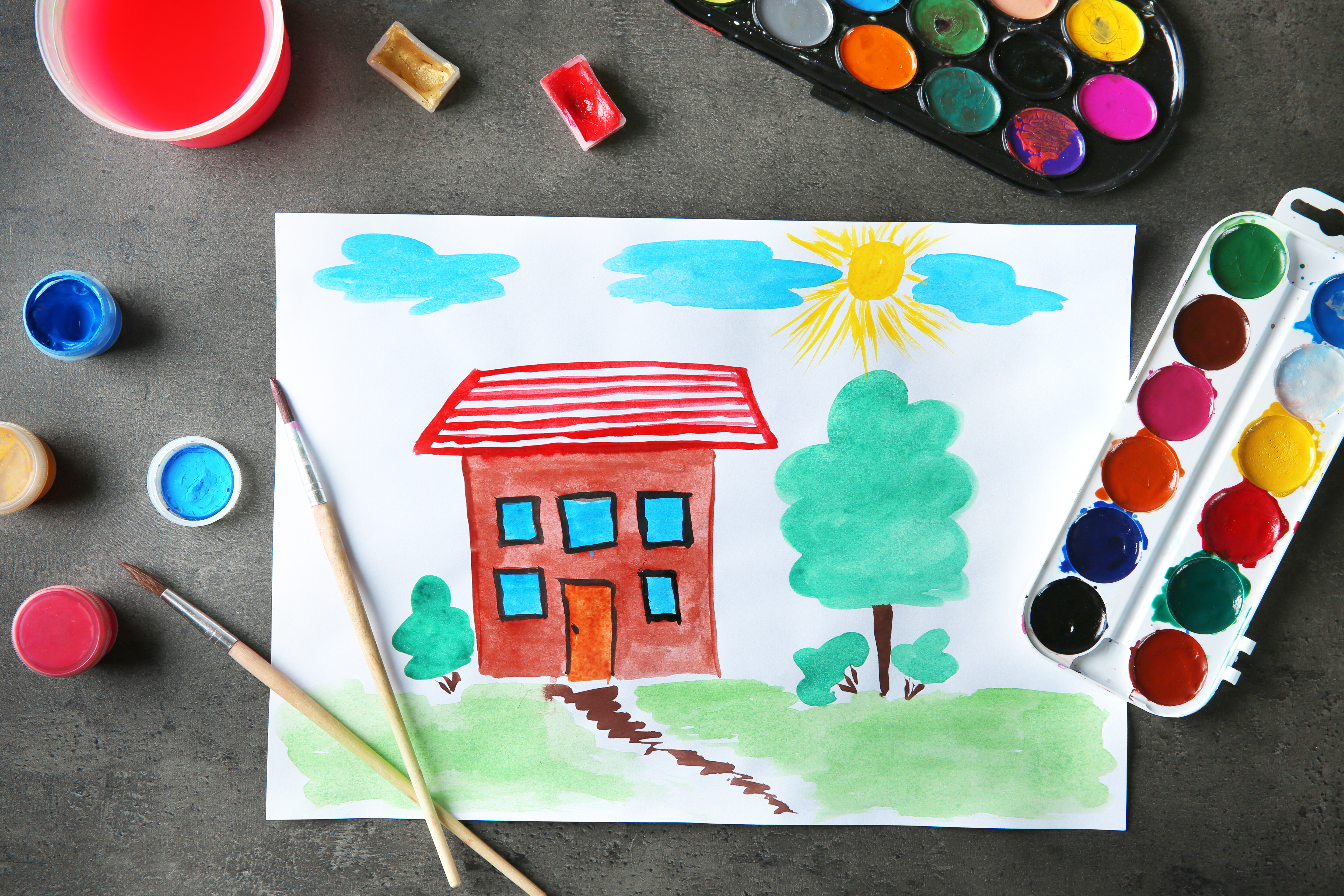 Pintura infantil de una casa | Fuente: Shutterstock