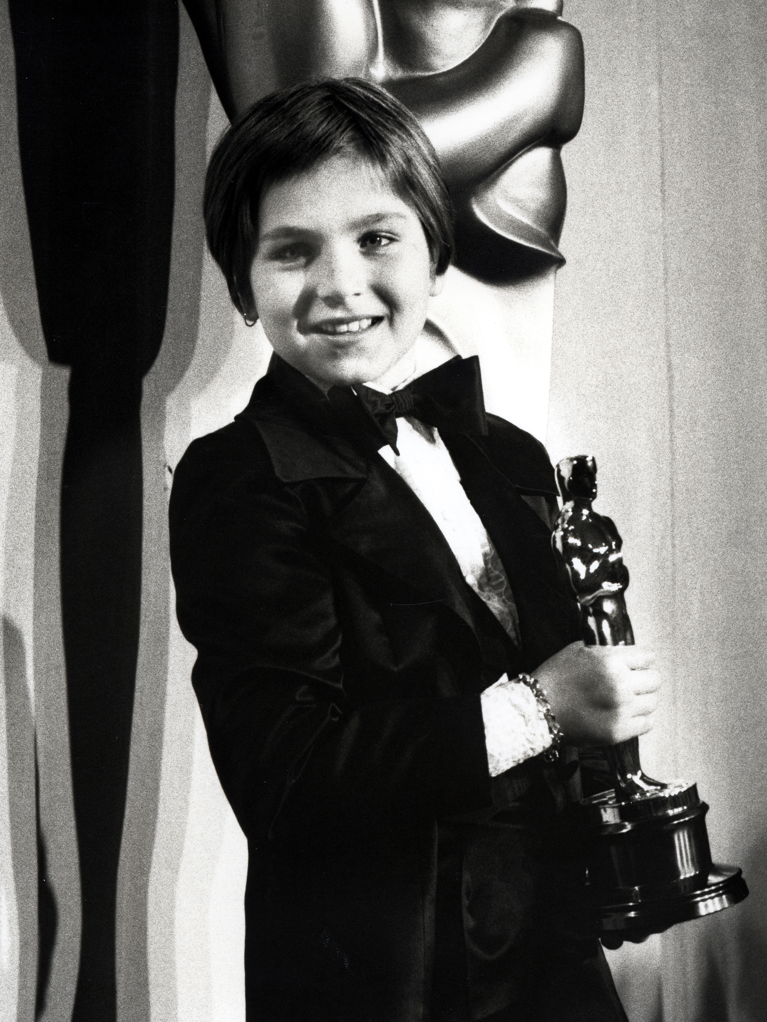 La joven artista sostiene su premio en la 46ª edición de los Premios de la Academia en Los Ángeles, California, el 2 de abril de 1974 | Fuente: Getty Images