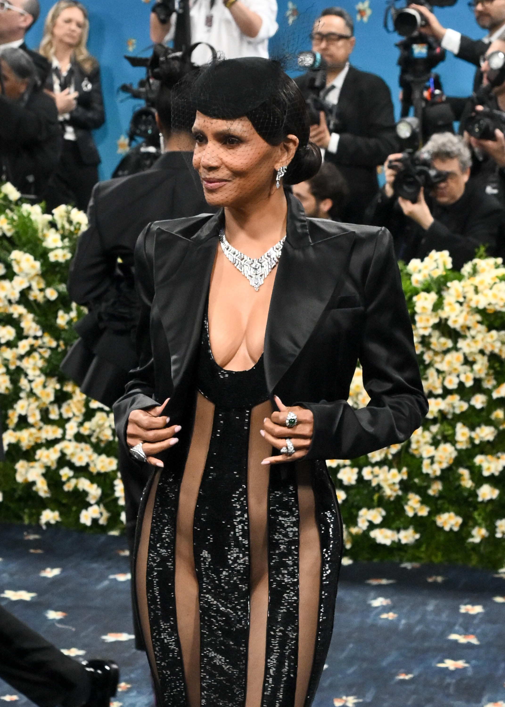 Halle Berry en la Met Gala celebrando "Superfine: Tailoring Black Style", el 5 de mayo de 2025 en Nueva York | Fuente: Getty Images.