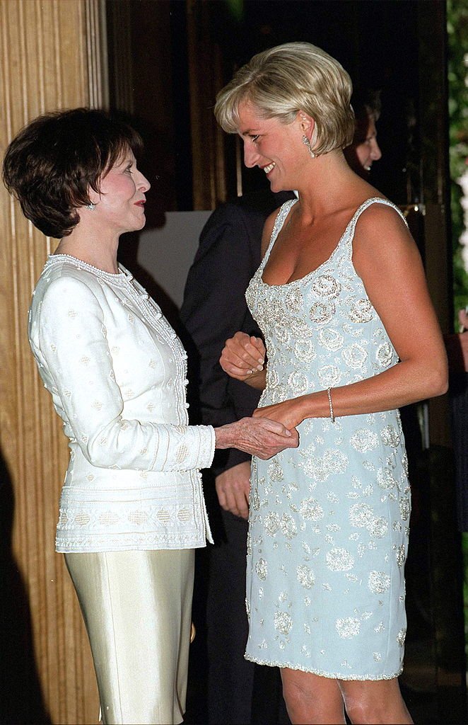 La princesa de Gales y Marguerite Littman en subasta de los vestidos usados por la Princesa de Gales en junio de 1997. | Foto: Getty Images.