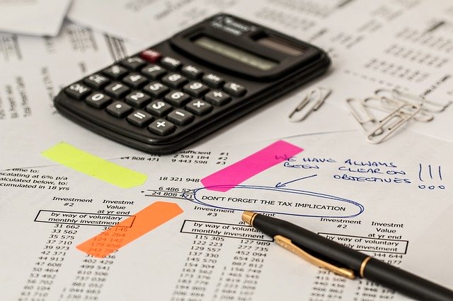 Formularios de impuestos con aspectos destacados. |  Foto: Pixabay