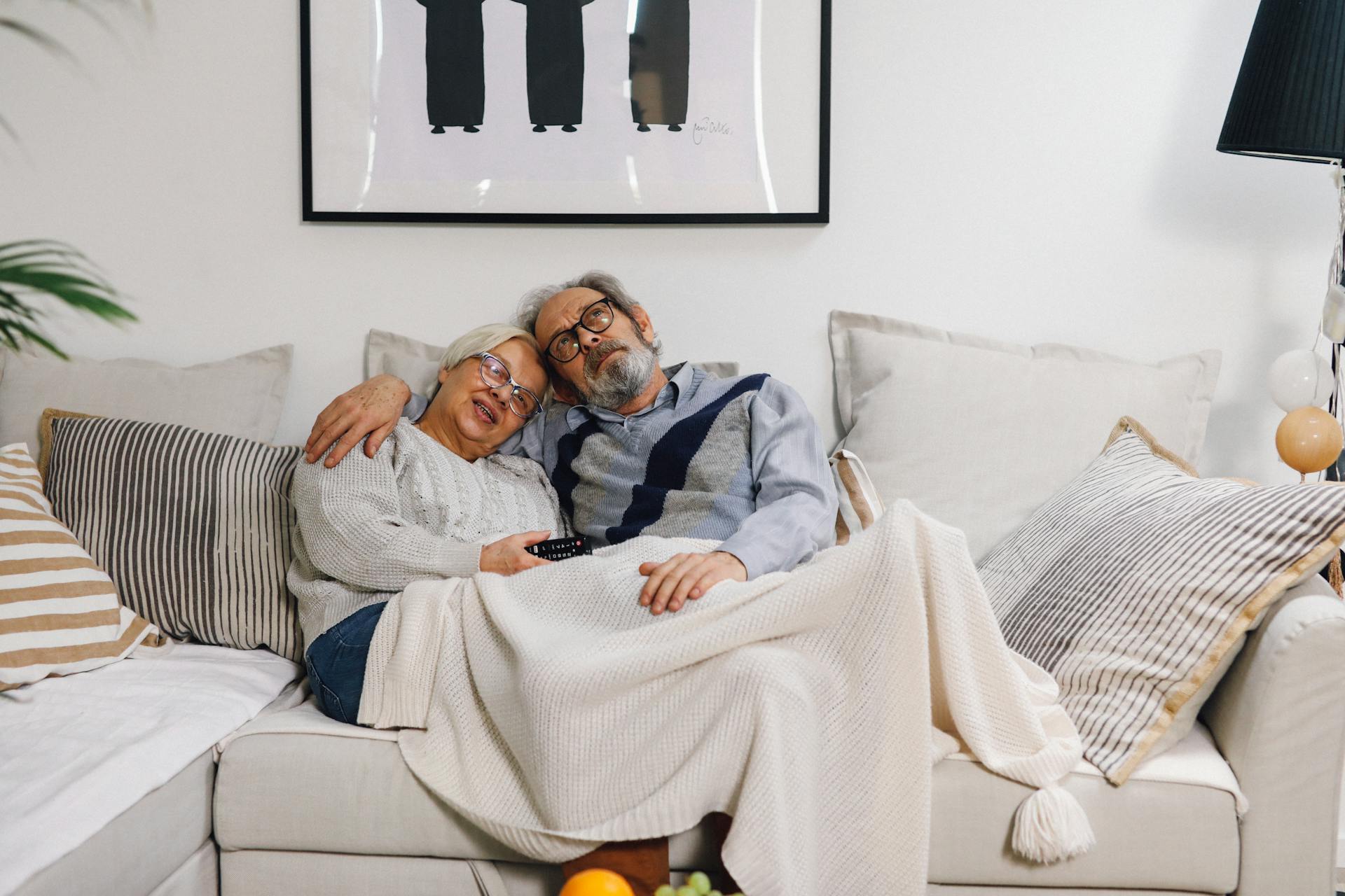 Una pareja mayor abrazándose | Fuente: Pexels