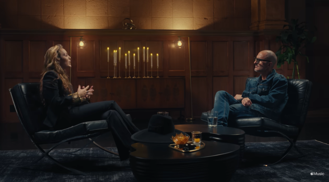 Miley Cyrus habla con Zane Lowe en una entrevista íntima en Apple Music, compartiendo el peso emocional que hay detrás de su condición vocal | Fuente: YouTube/AppleMusic
