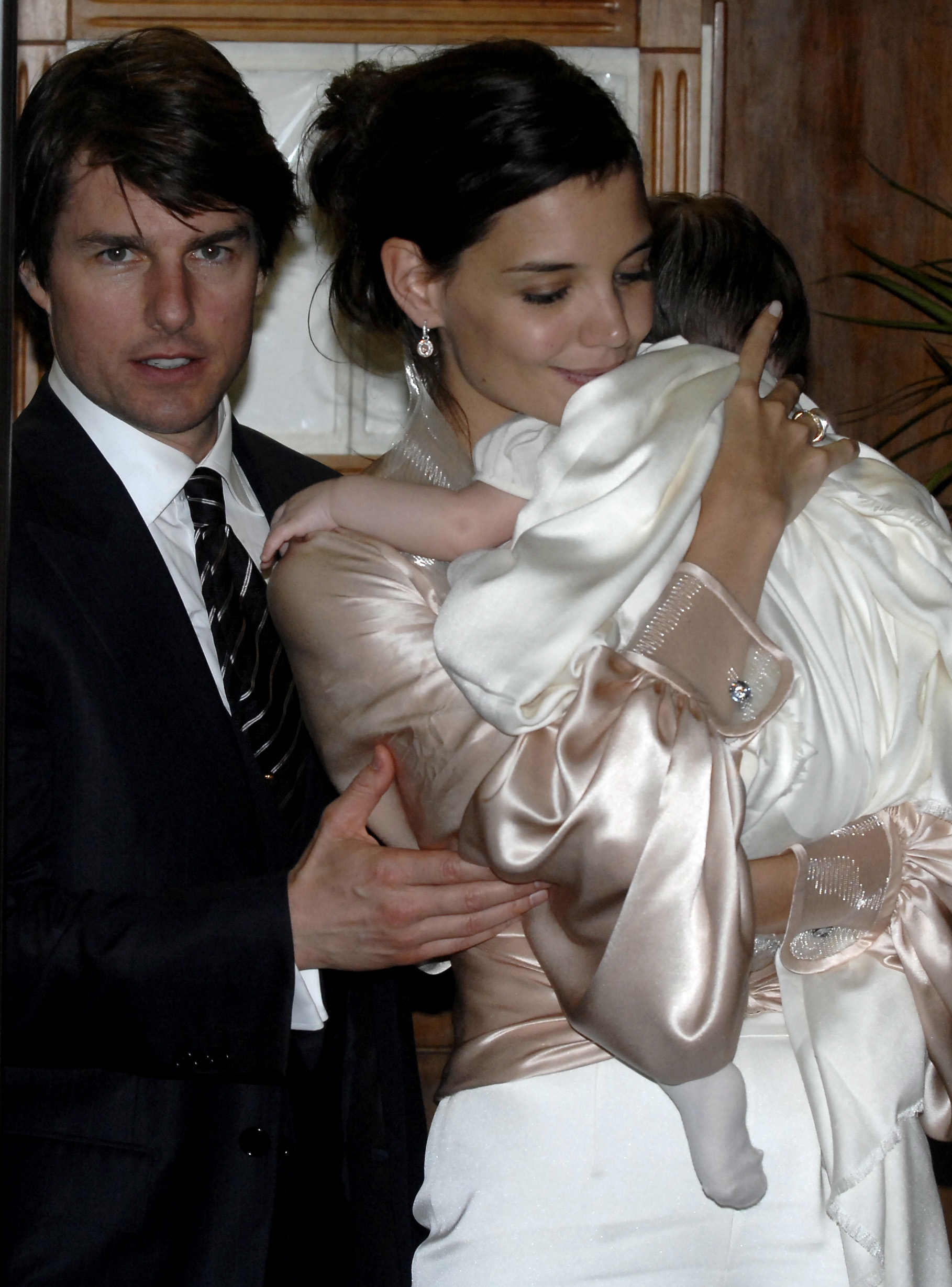 Tom Cruise, Katie Holmes y Suri Cruise en el restaurante "Nino's" de Roma el 16 de noviembre de 2006 en Roma Italia | Fuente: Getty Images