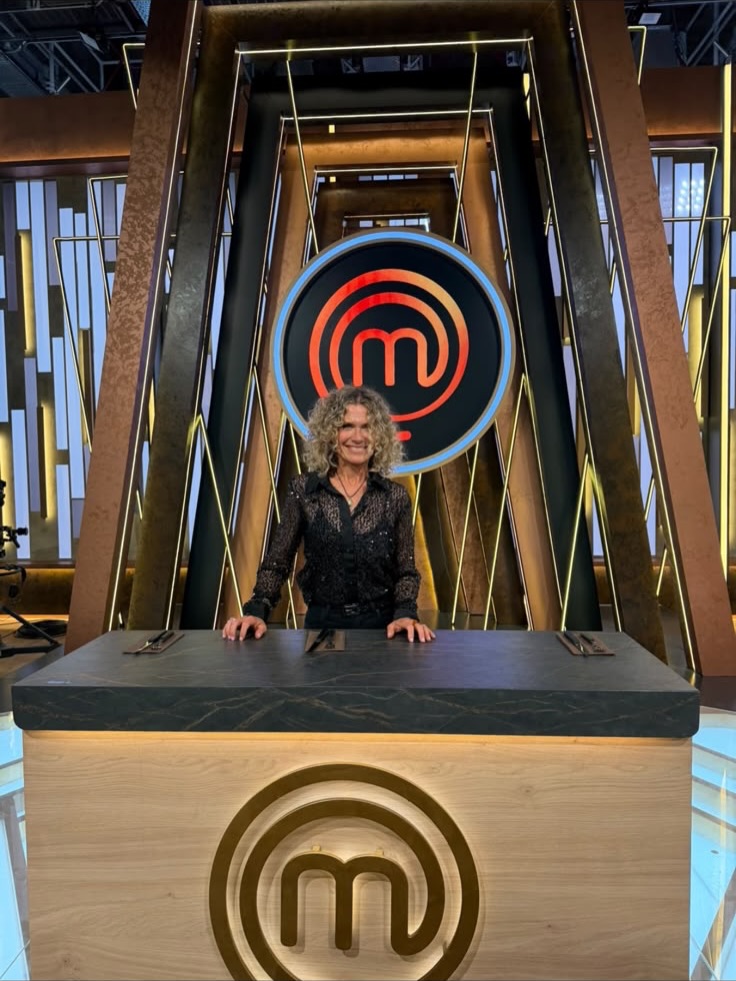Maru Botana posando para una fotografía en el estudio de "MasterChef Celebrity" | Fuente: Instagram/marubotanaok