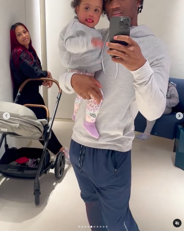 Amani Joy Ward con su mamá y su papá | Fuente: Instagram/itslilmooney