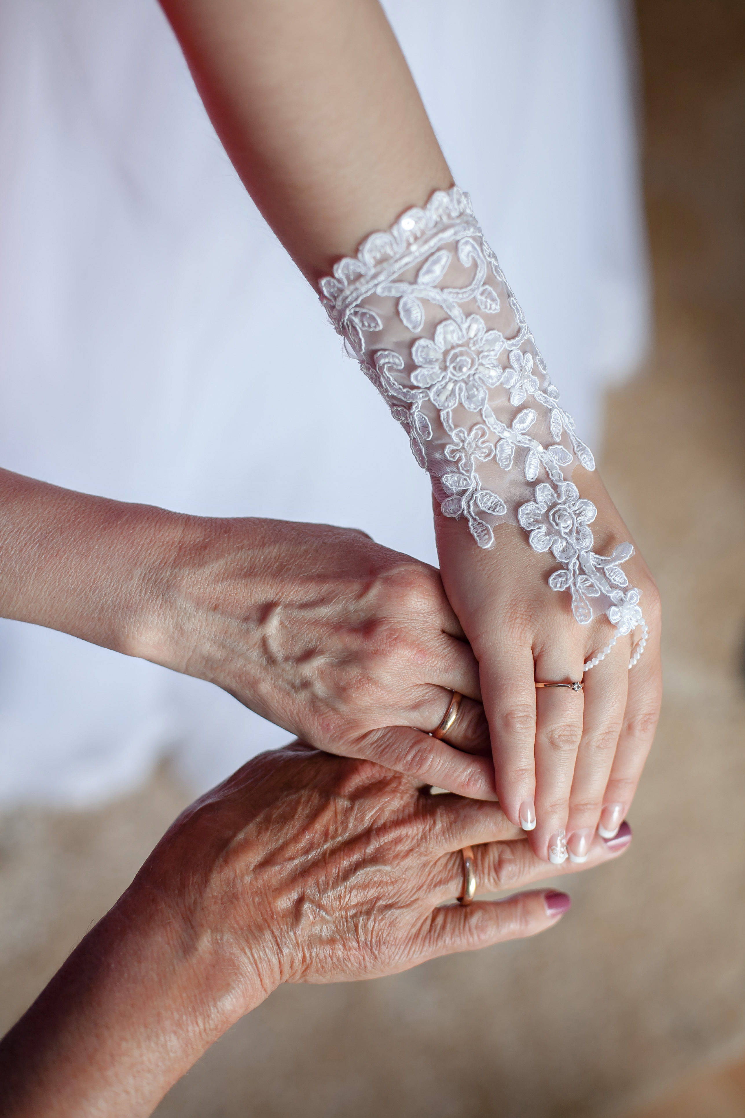 Tres manos cogidas en una boda | Foto: Shutterstock