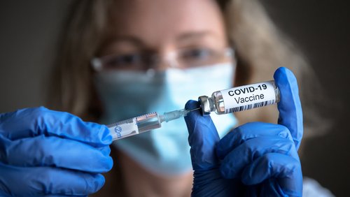 Médica manipulando la vacuna contra el covid-19. | Foto: Shutterstock