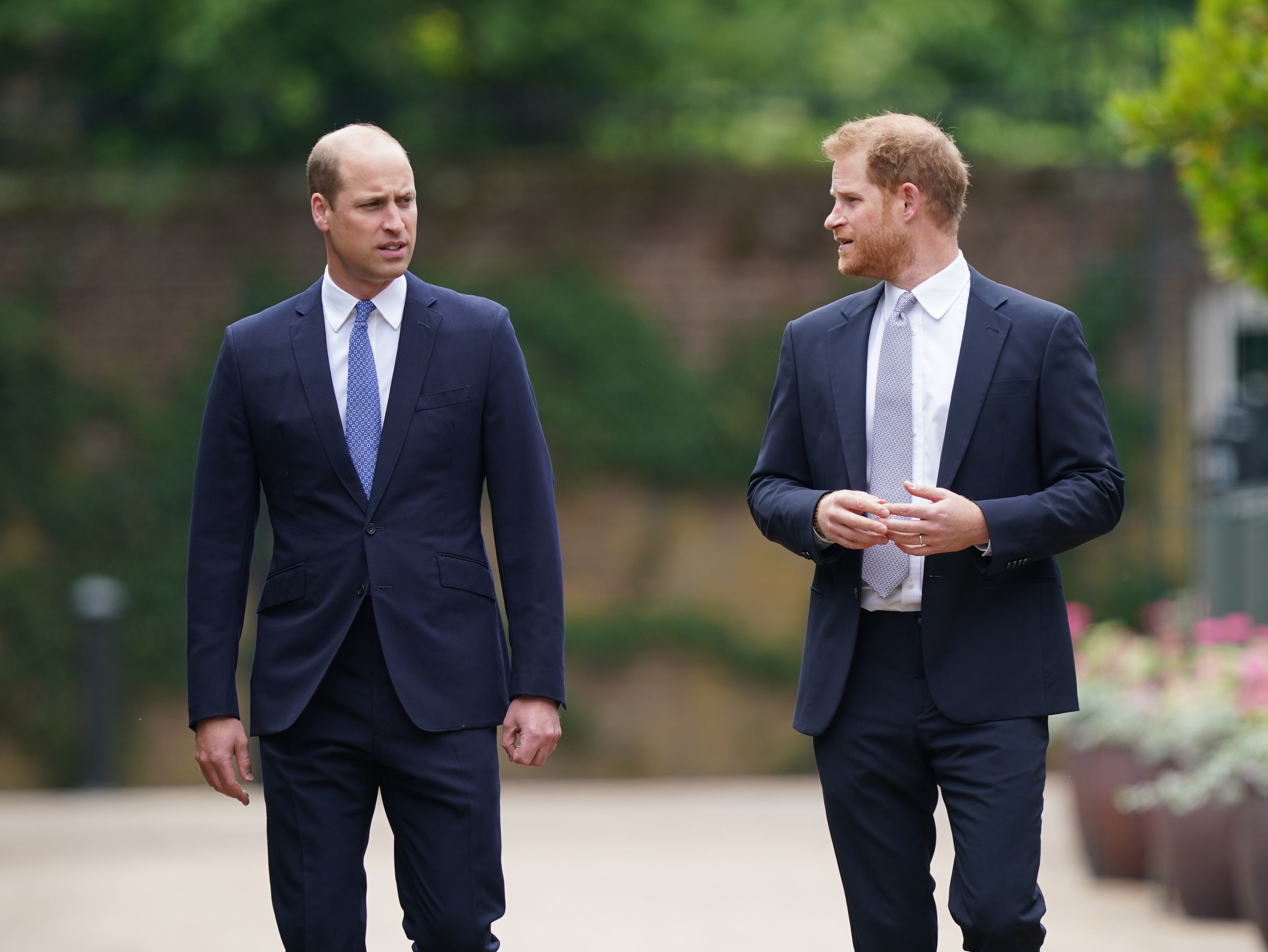 El príncipe William y el príncipe Harry llegan para la inauguración de una estatua que encargaron de su madre, la princesa Diana, el 1 de julio de 2021, en Londres, Inglaterra. | Fuente: Getty Images