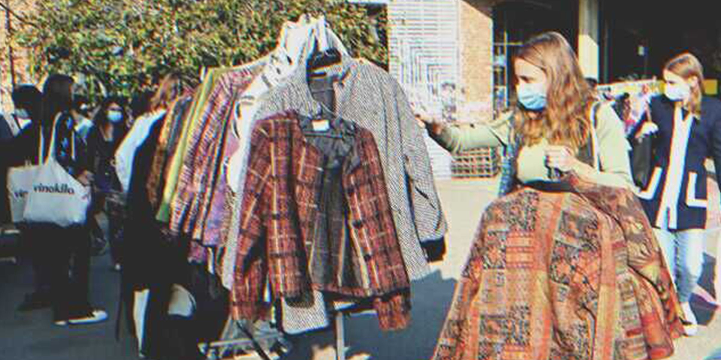 Una mujer comprando ropa en la calle | Foto: Shutterstock