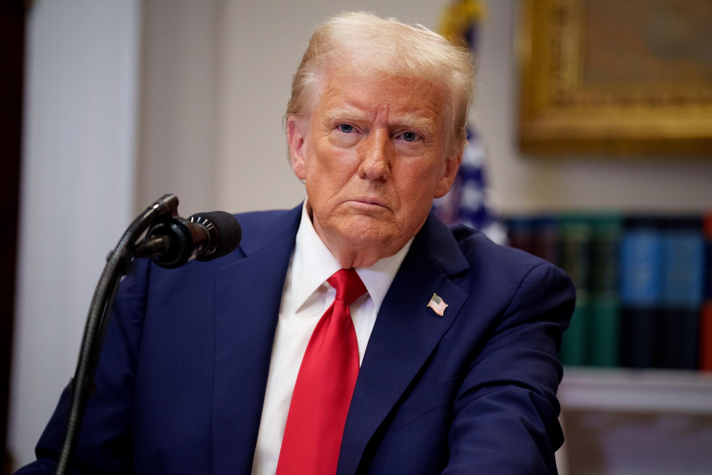 El presidente Donald Trump responde a una pregunta de un periodista durante una rueda de prensa en Washington, D.C., el 21 de enero de 2025. | Fuente: Getty Images