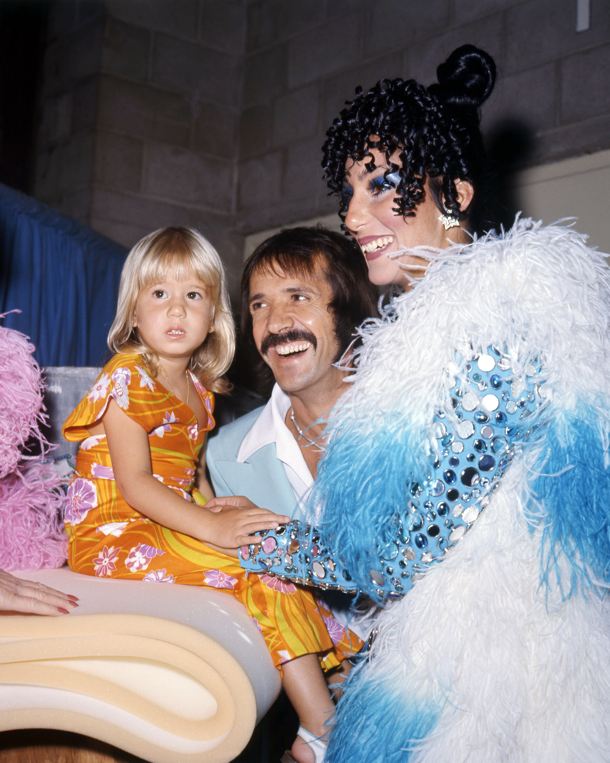 Sonny, Cher y Chastity Bono, hacia 1973 | Foto: Getty Images