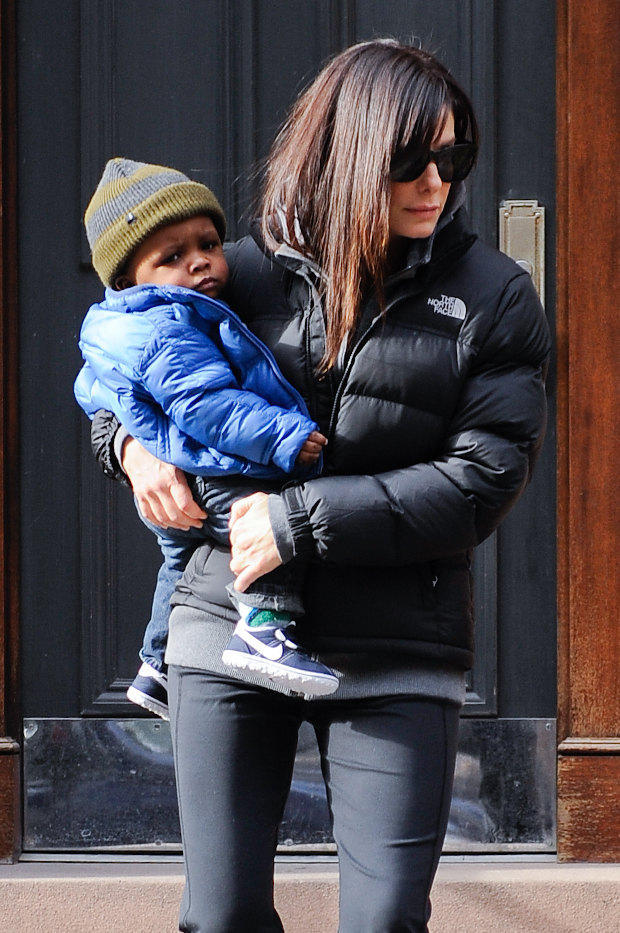 Sandra Bullock y su hijo Louis salen de su casa del Soho el 20 de enero de 2011, en Nueva York | Fuente: Getty Images