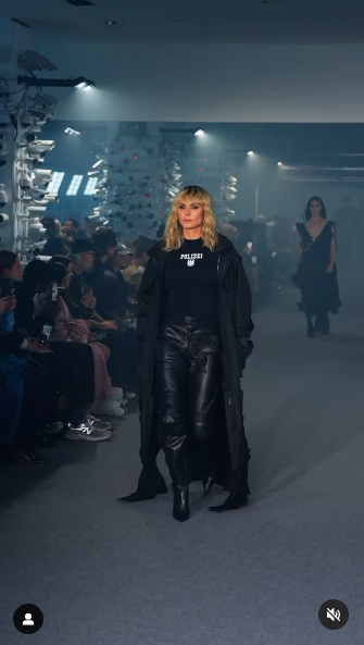 Heidi Klum caminando por la pasarela del desfile Vetements Primavera 2025 durante la Semana de la Moda de París, publicado el 28 de septiembre de 2024 | Fuente: Instagram/voguegermany