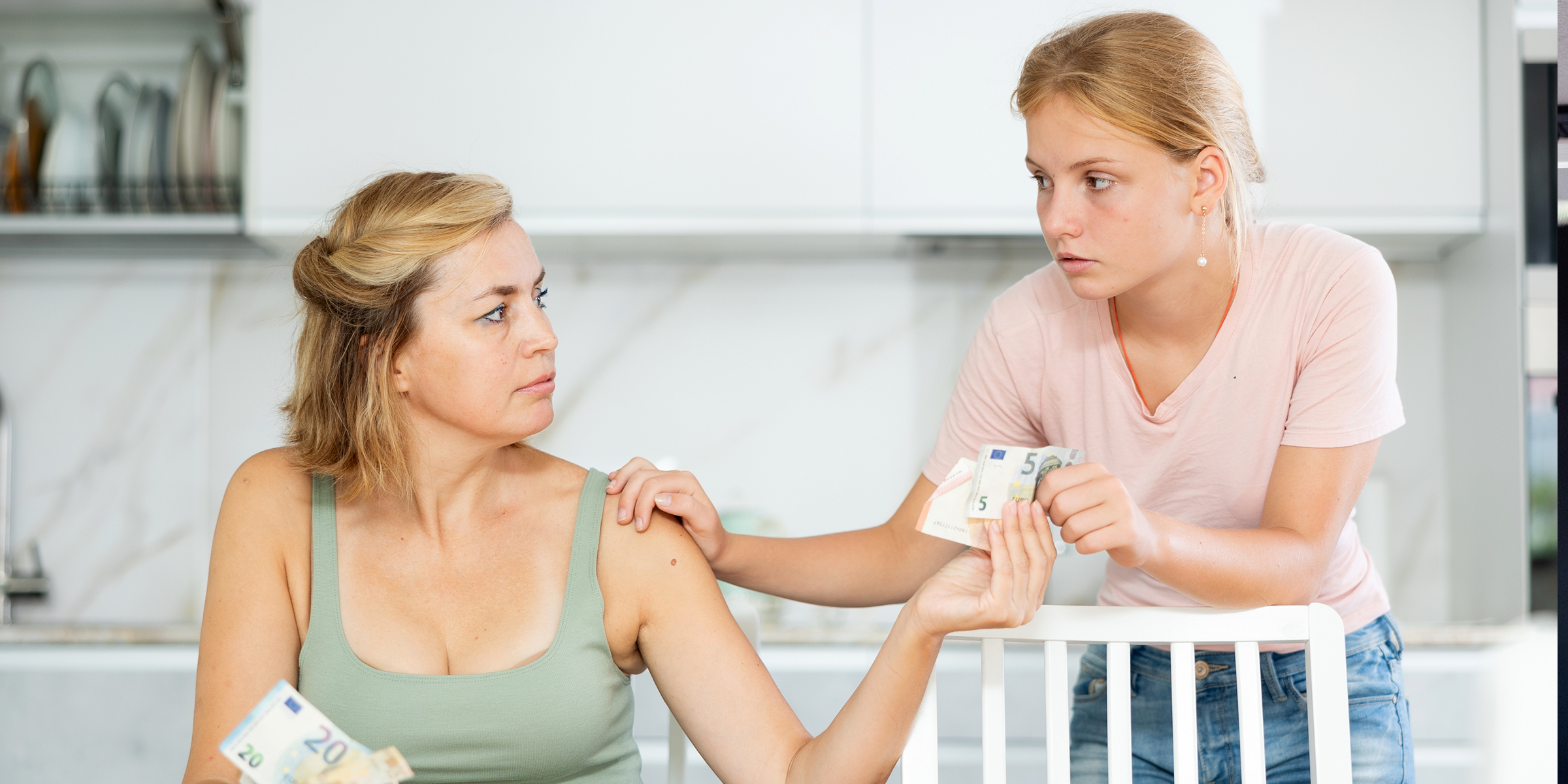 Una joven exigiendo dinero a su madre | Fuente: Shutterstock