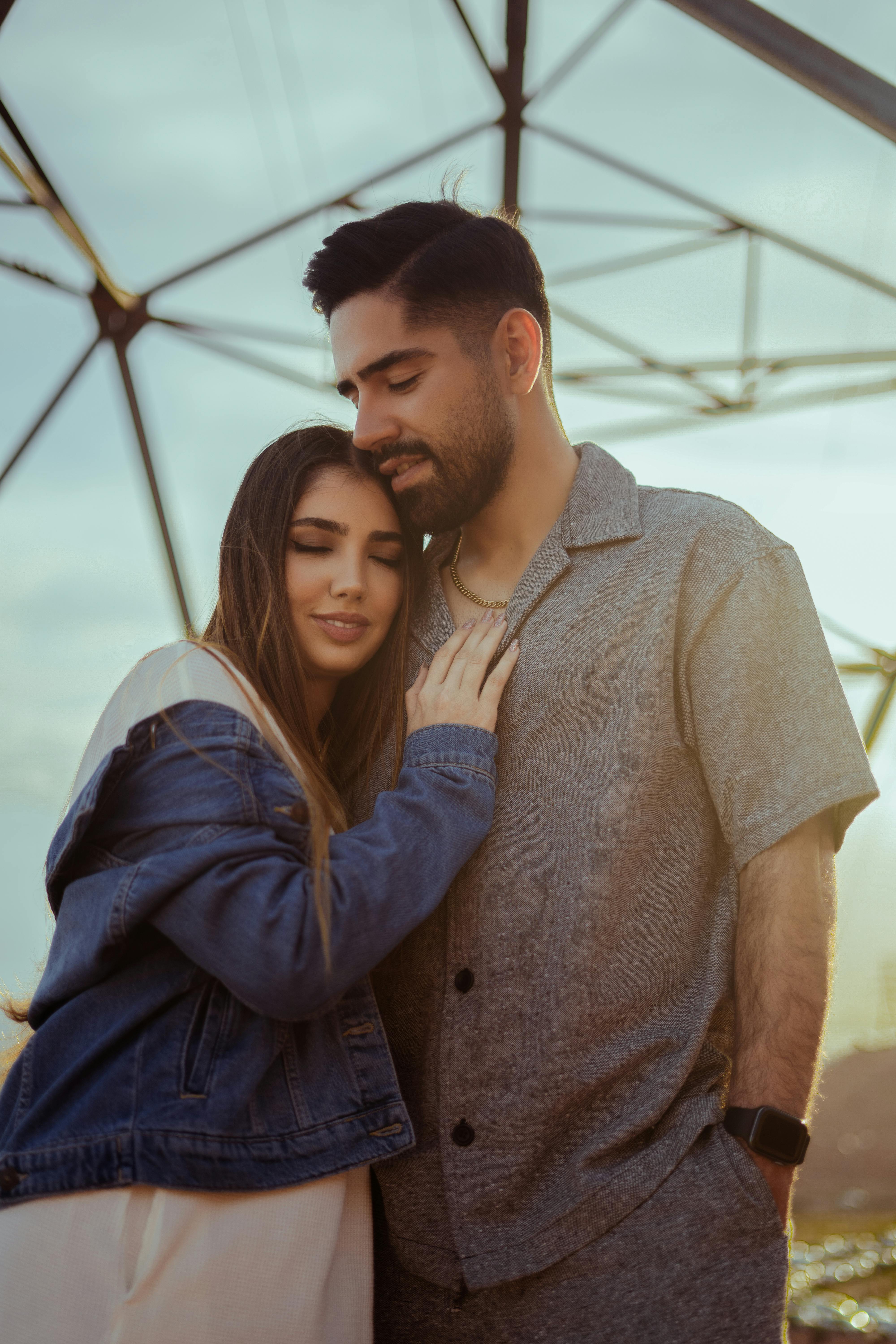 Una coppia che posa per delle foto | Fonte: Pexels