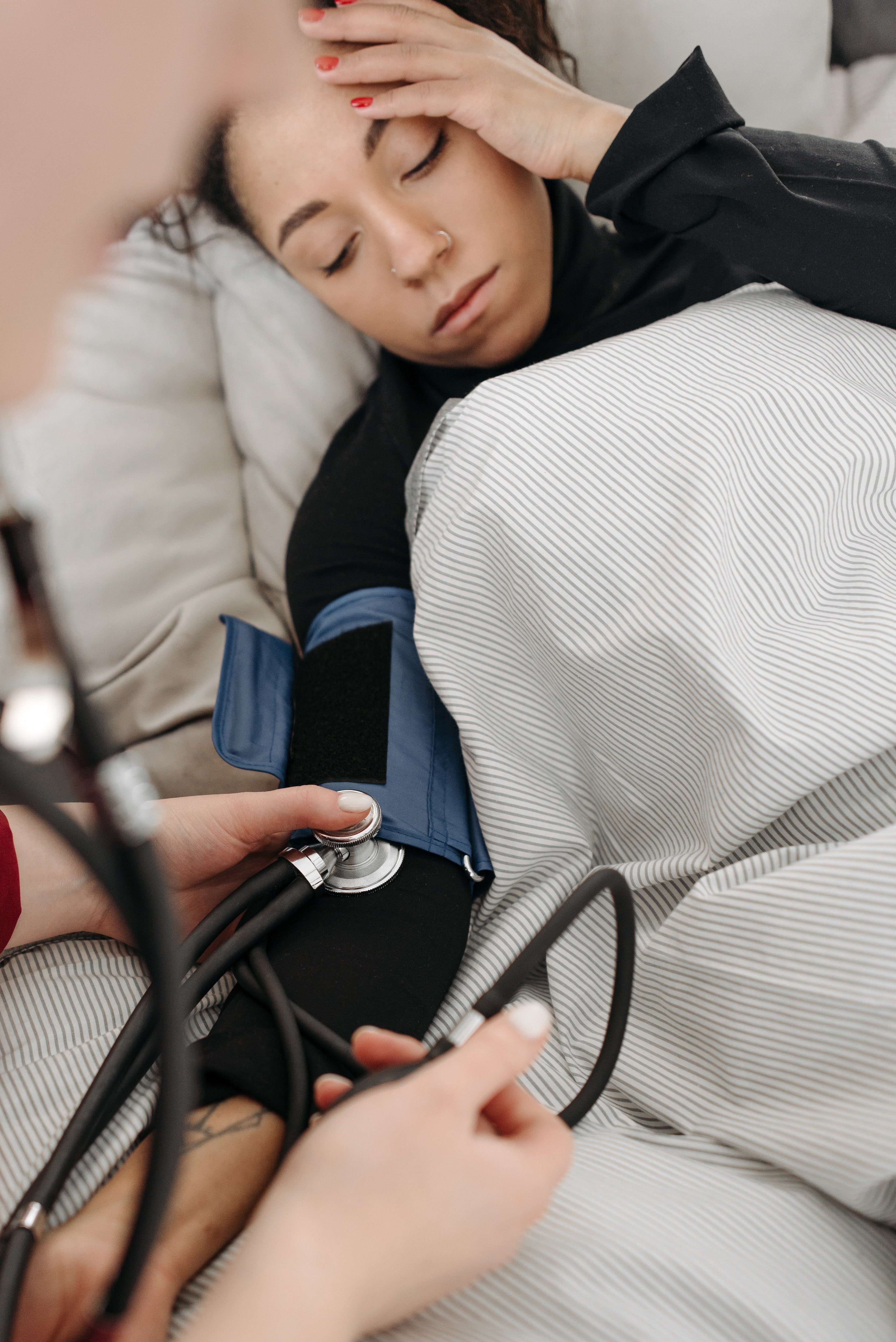 Mujer enferma siendo atendida por paramédicos. | Foto: Pexels