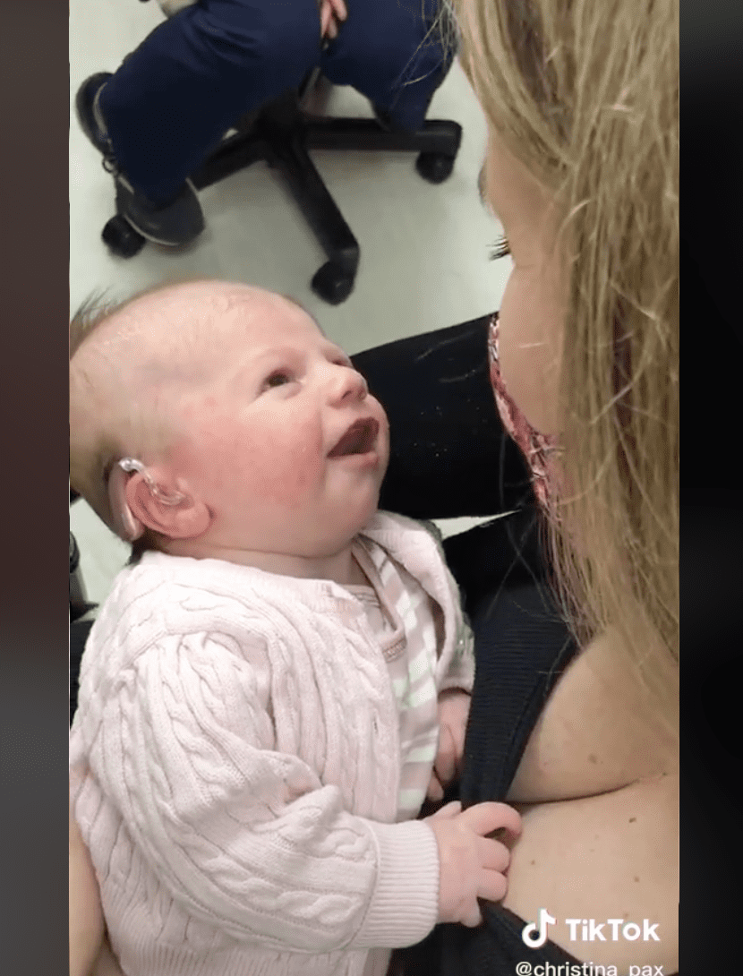 La bebé Riley sonríe al escuchar la voz de su mamá por primera vez. | Foto: tiktok.com/@christina_pax
