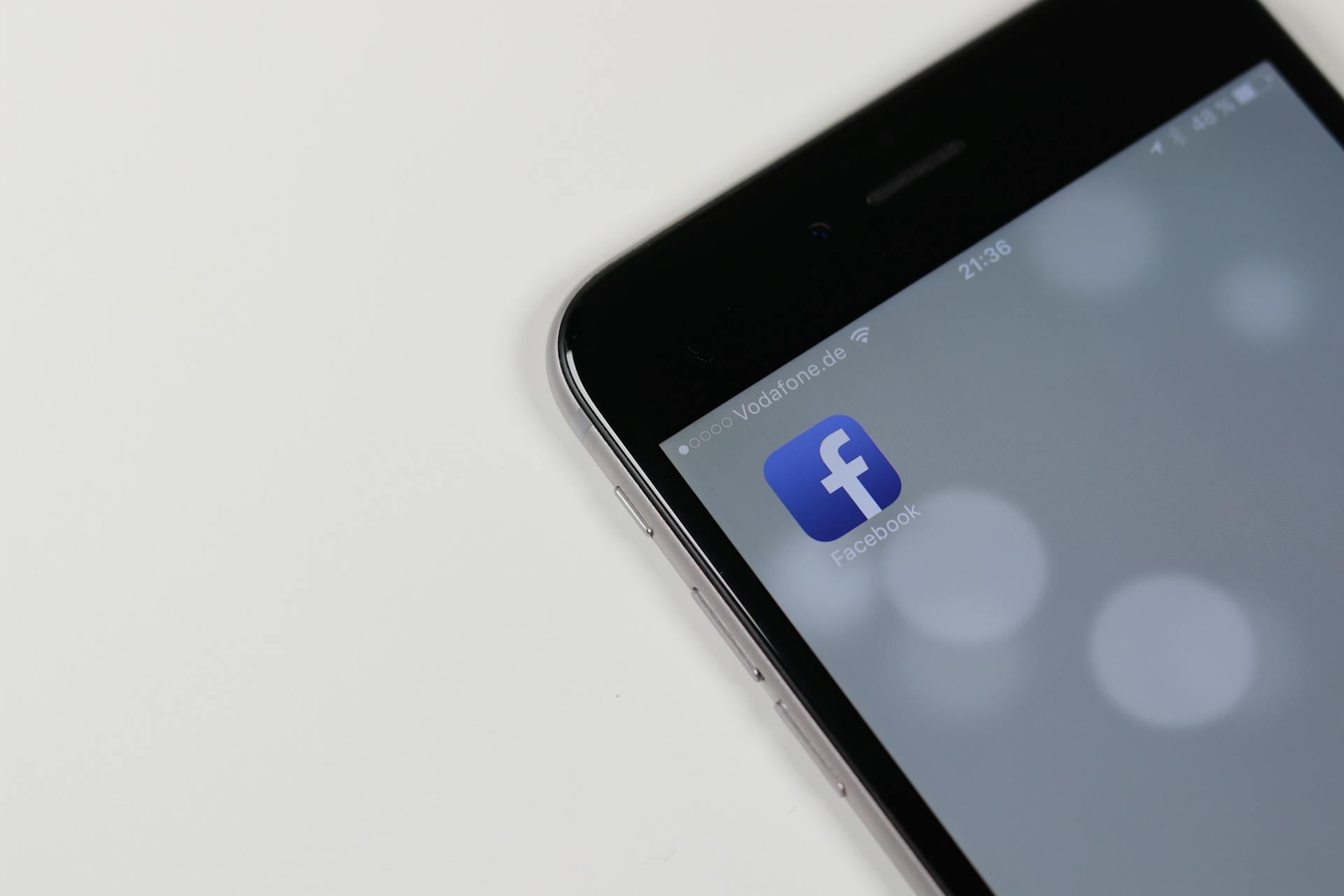 Un acceso directo de Facebook en la pantalla de un teléfono | Fuente: Pexels