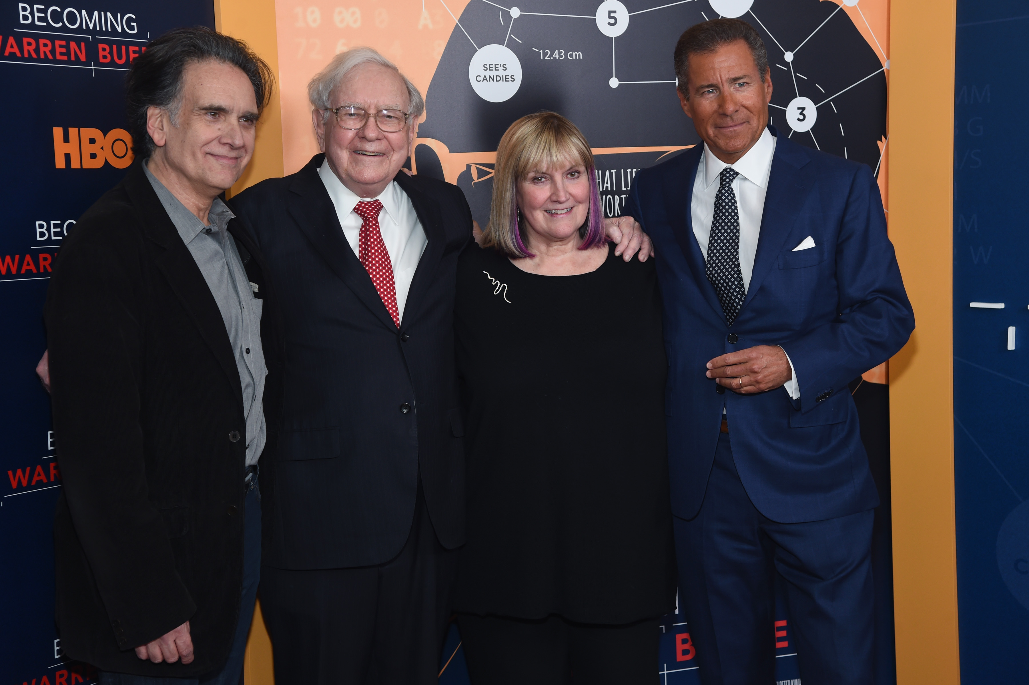 Peter, Warren y Susie Buffett, y Richard Plepler asisten al estreno de "Becoming Warren Buffett" en el Museo de Arte Moderno de Nueva York, el 19 de enero de 2017. | Fuente: Getty Images