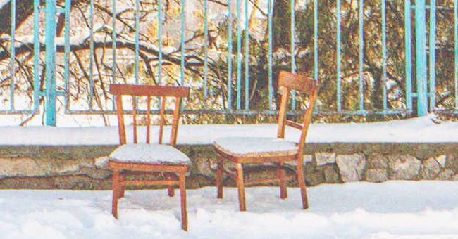 Dos sillas en la nieve | Foto: Shutterstock