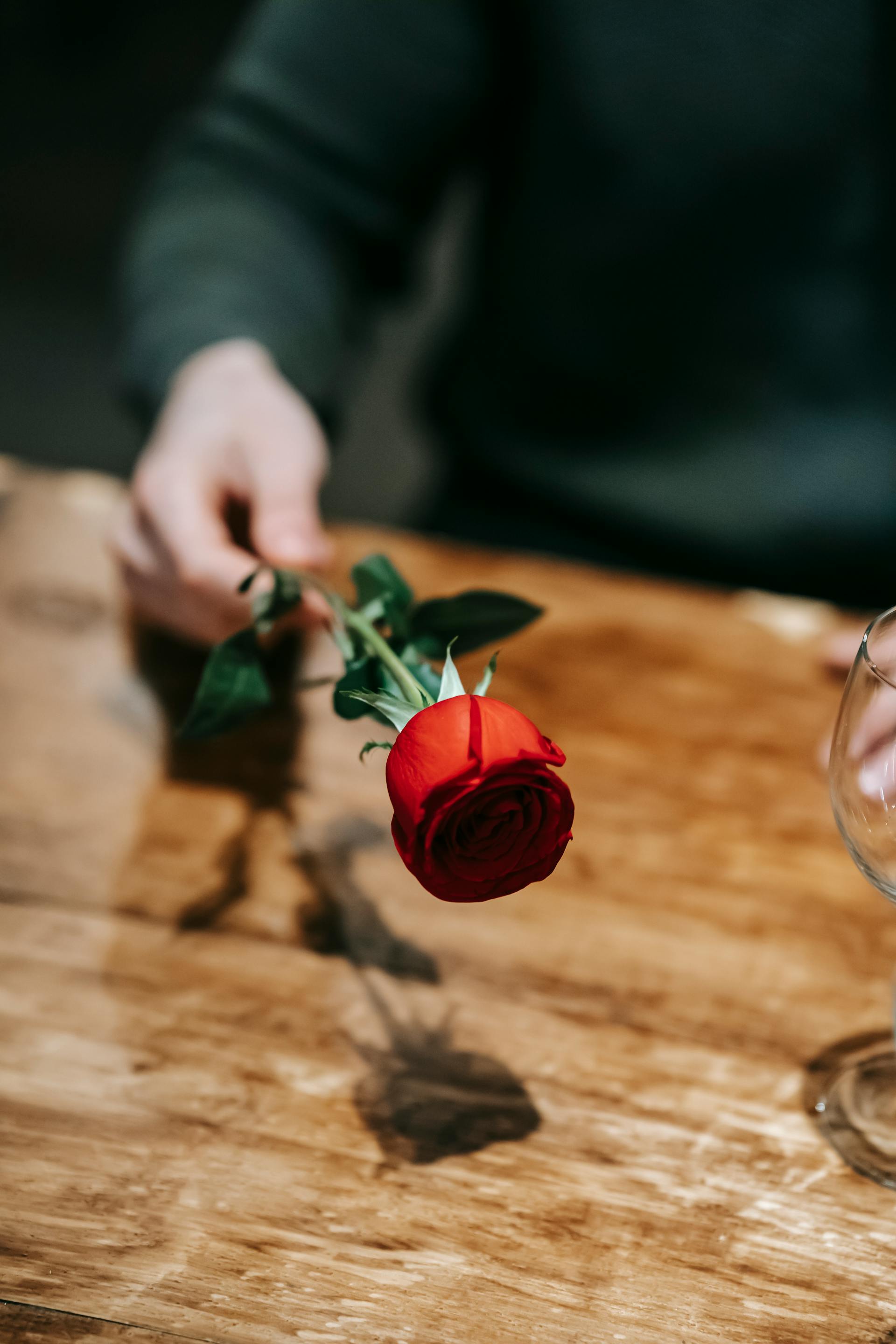 Un hombre sosteniendo una rosa roja | Fuente: Pexels