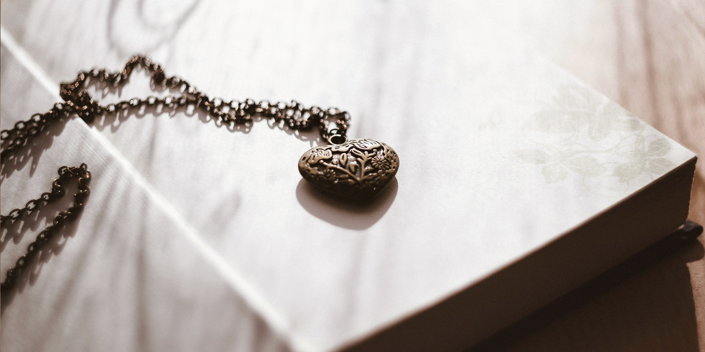 Antiguo medallón en forma de corazón | Fuente: Pexels
