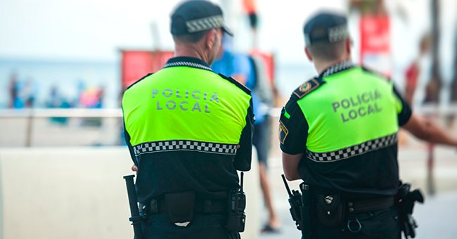 Policía local vigila seguridad en la calle. | Foto: Shutterstock