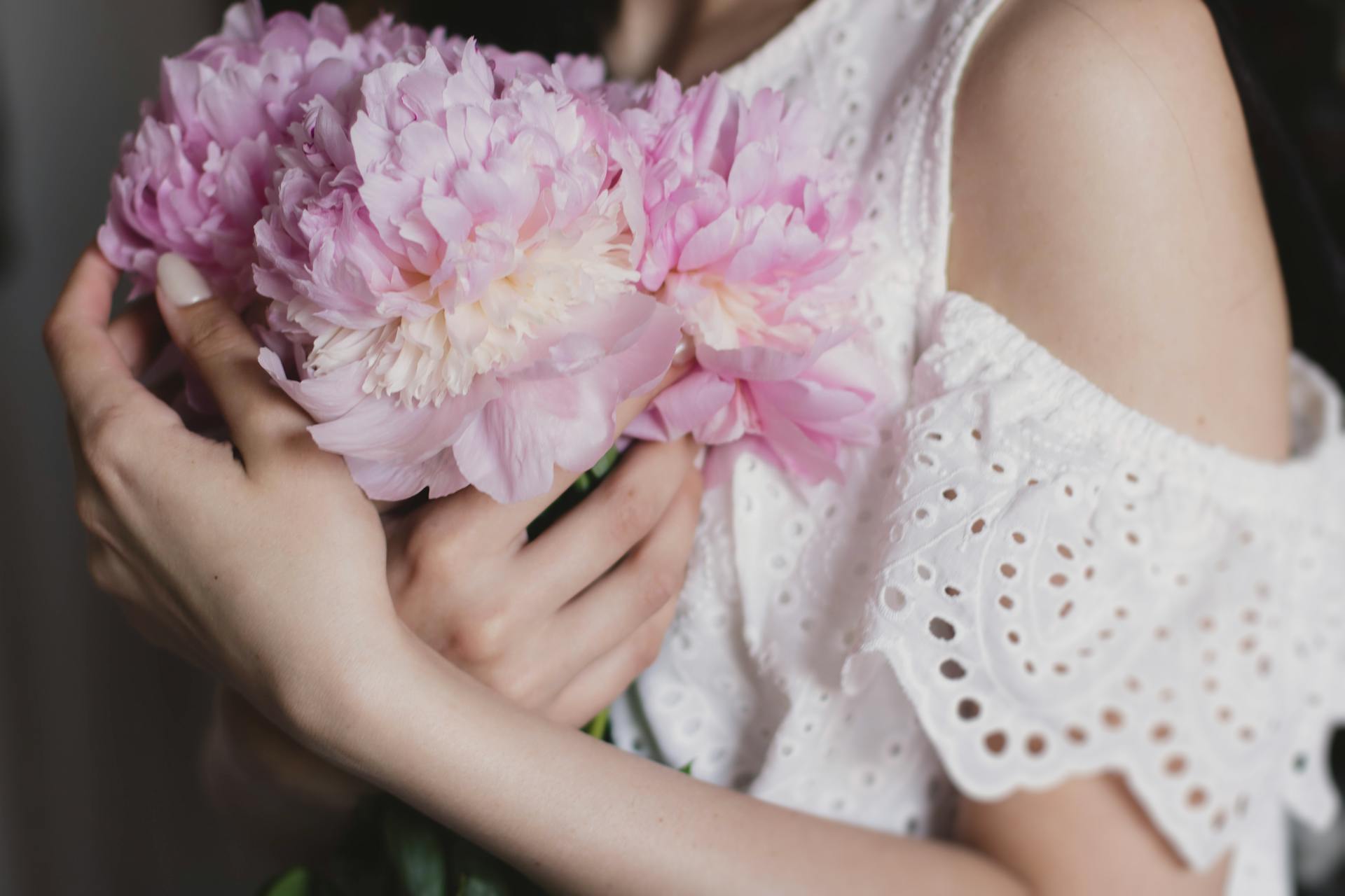 Una mujer con un ramo en la mano | Fuente: Pexels