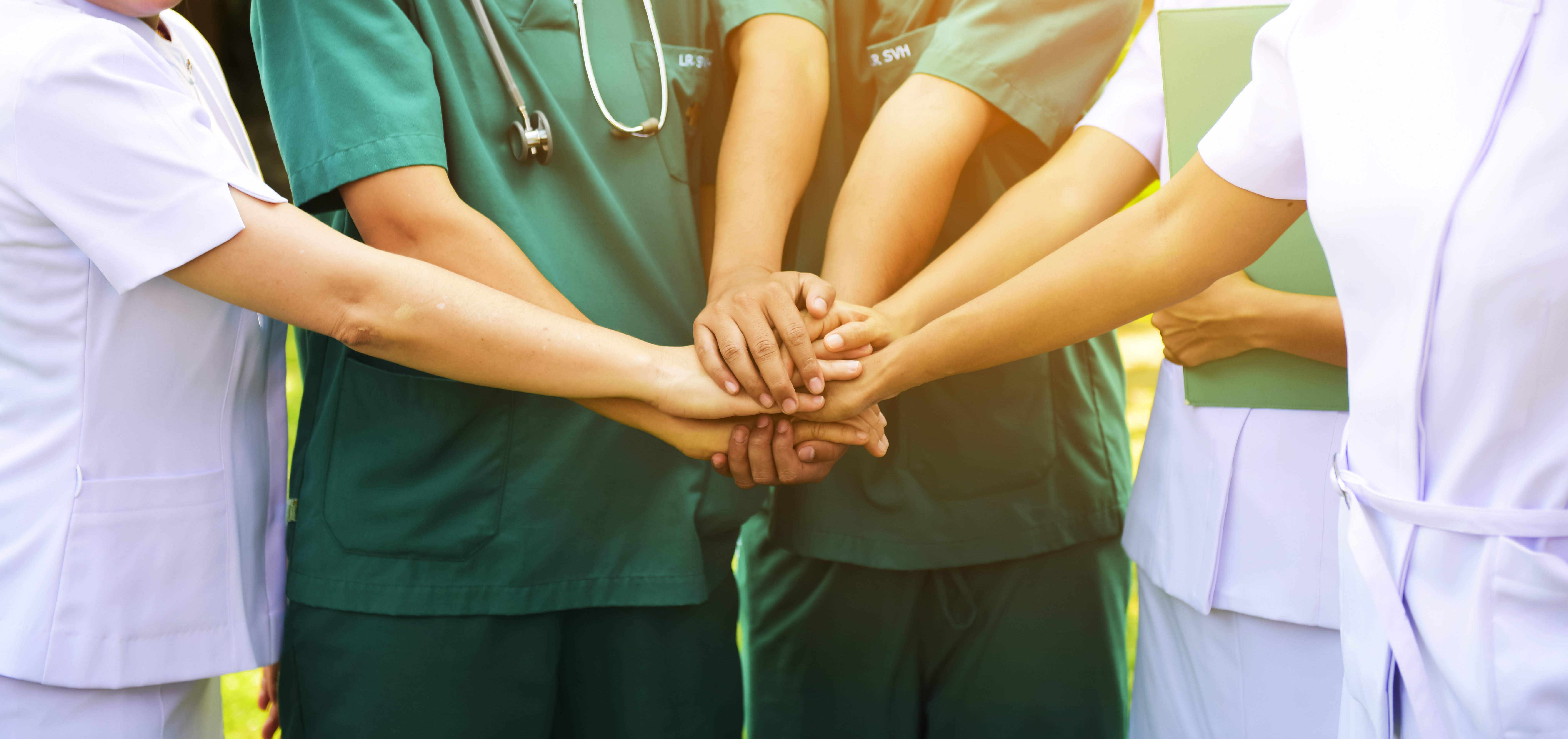 Personal médico haciendo un gesto de unidad. | Foto: Shutterstock