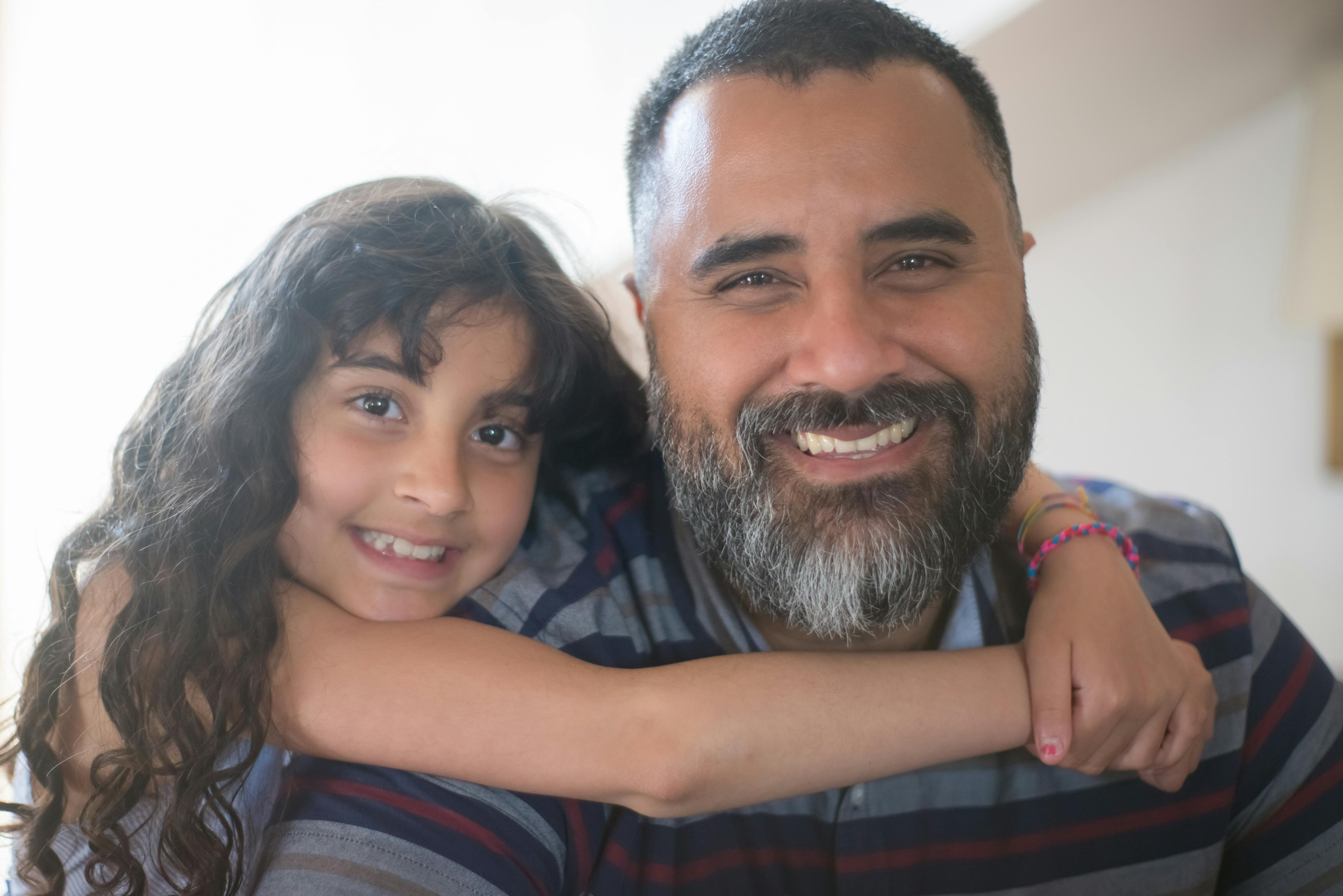 Niña abrazando a su padre | Foto: Pexels