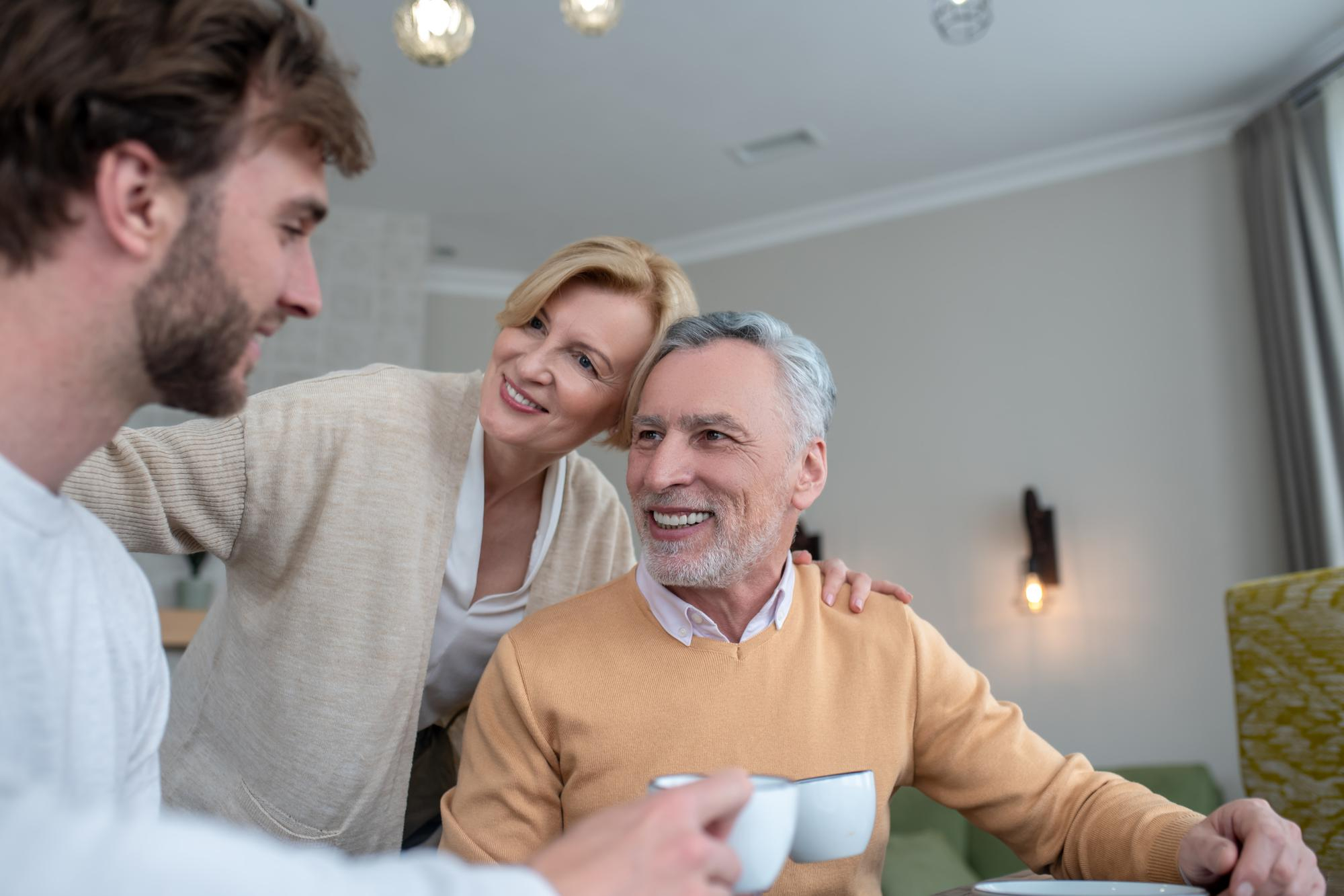 Un hombre hablando con sus padres | Fuente: Freepik